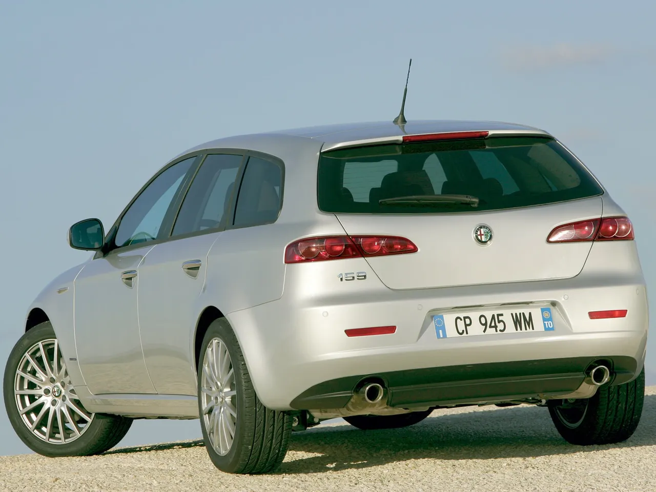 Alfa Romeo 159 Sportwagon (2006) – zadní tříčtvrteční pohled