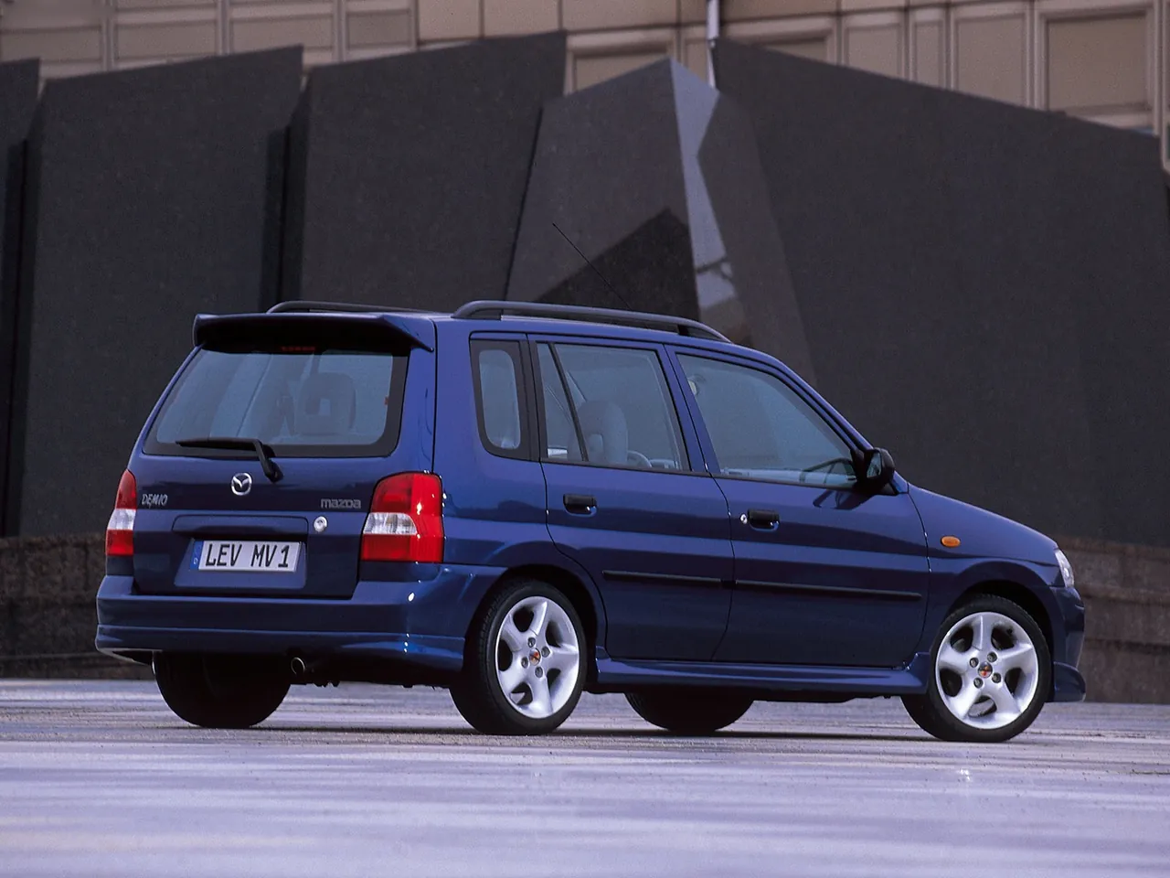 Mazda Demio (2000) – zadní tříčtvrteční pohled