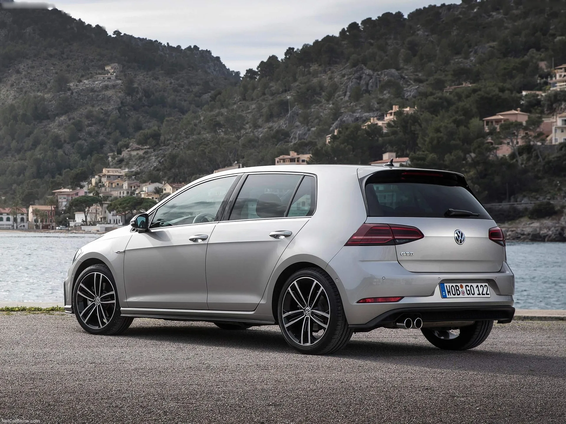 Volkswagen Golf GTD (2017) - Rear Three-Quarter