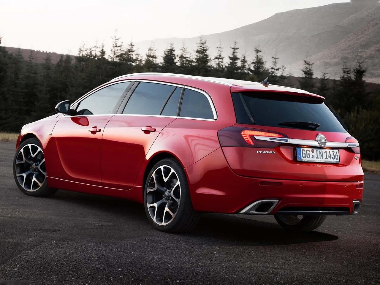 Opel Insignia OPC Sports Tourer (2014) – zadní tříčtvrteční pohled