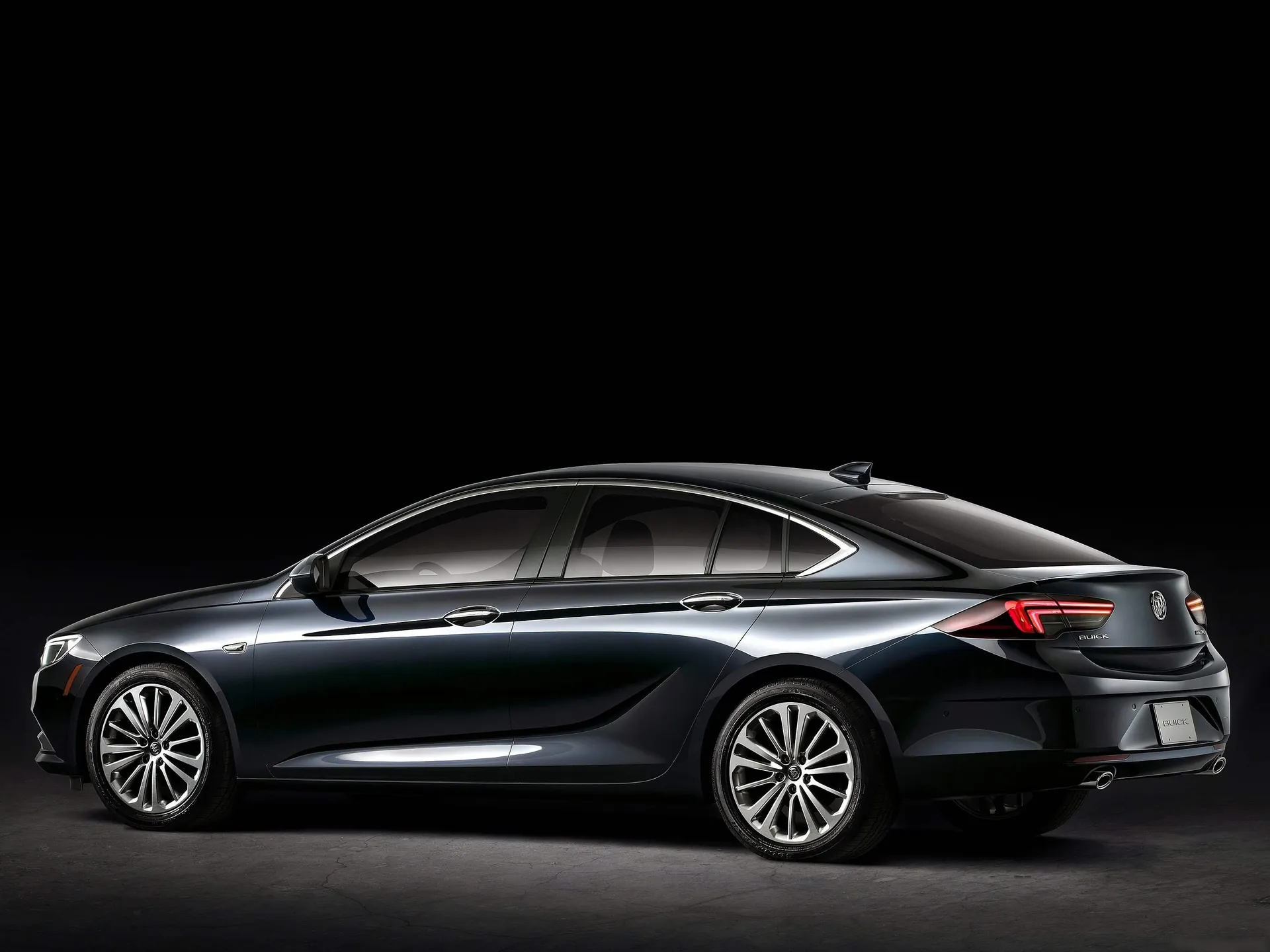 Buick Regal Sportback (2018) – zadní tříčtvrteční pohled