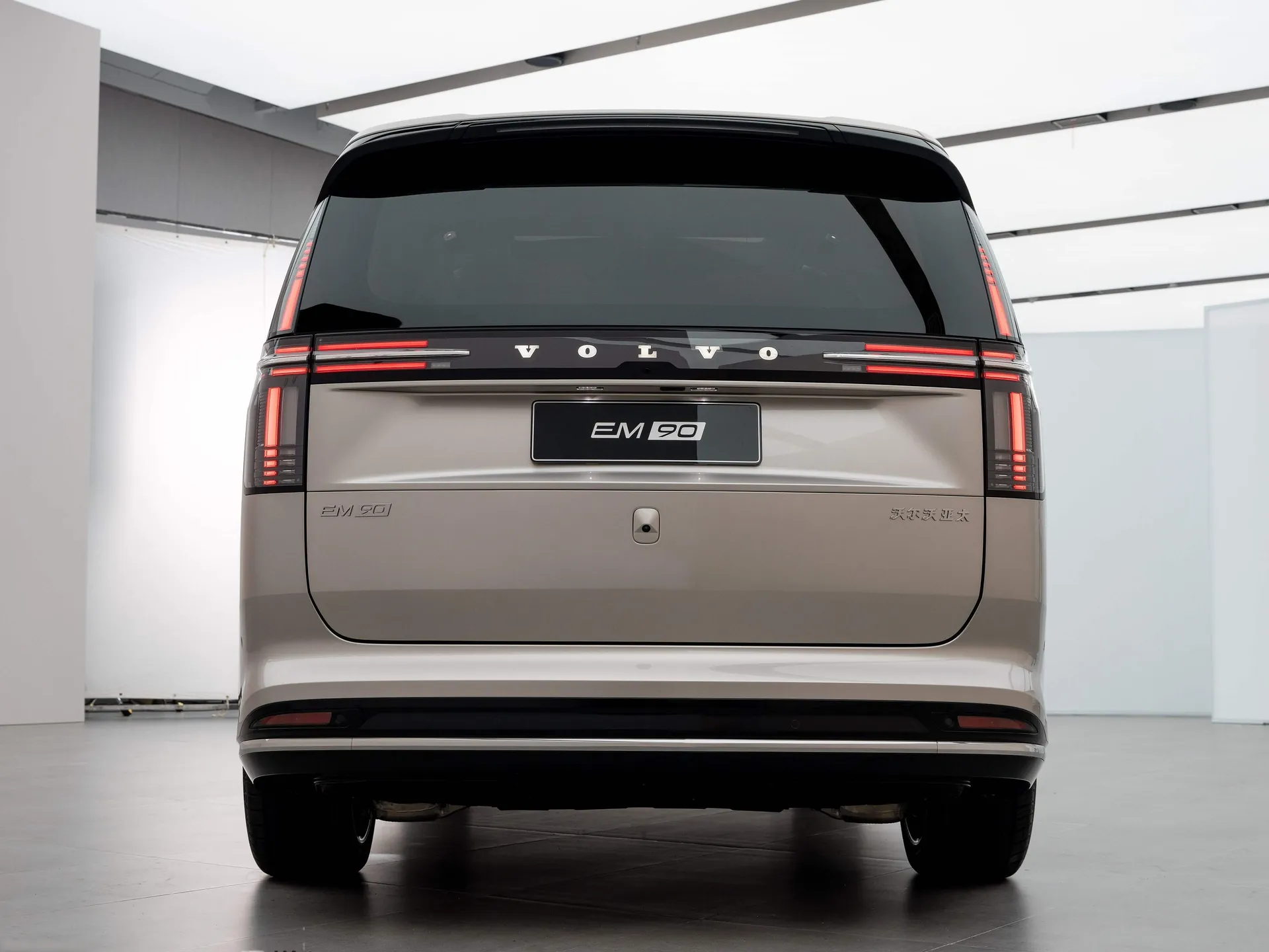 Volvo EM90 (2024) – zezadu