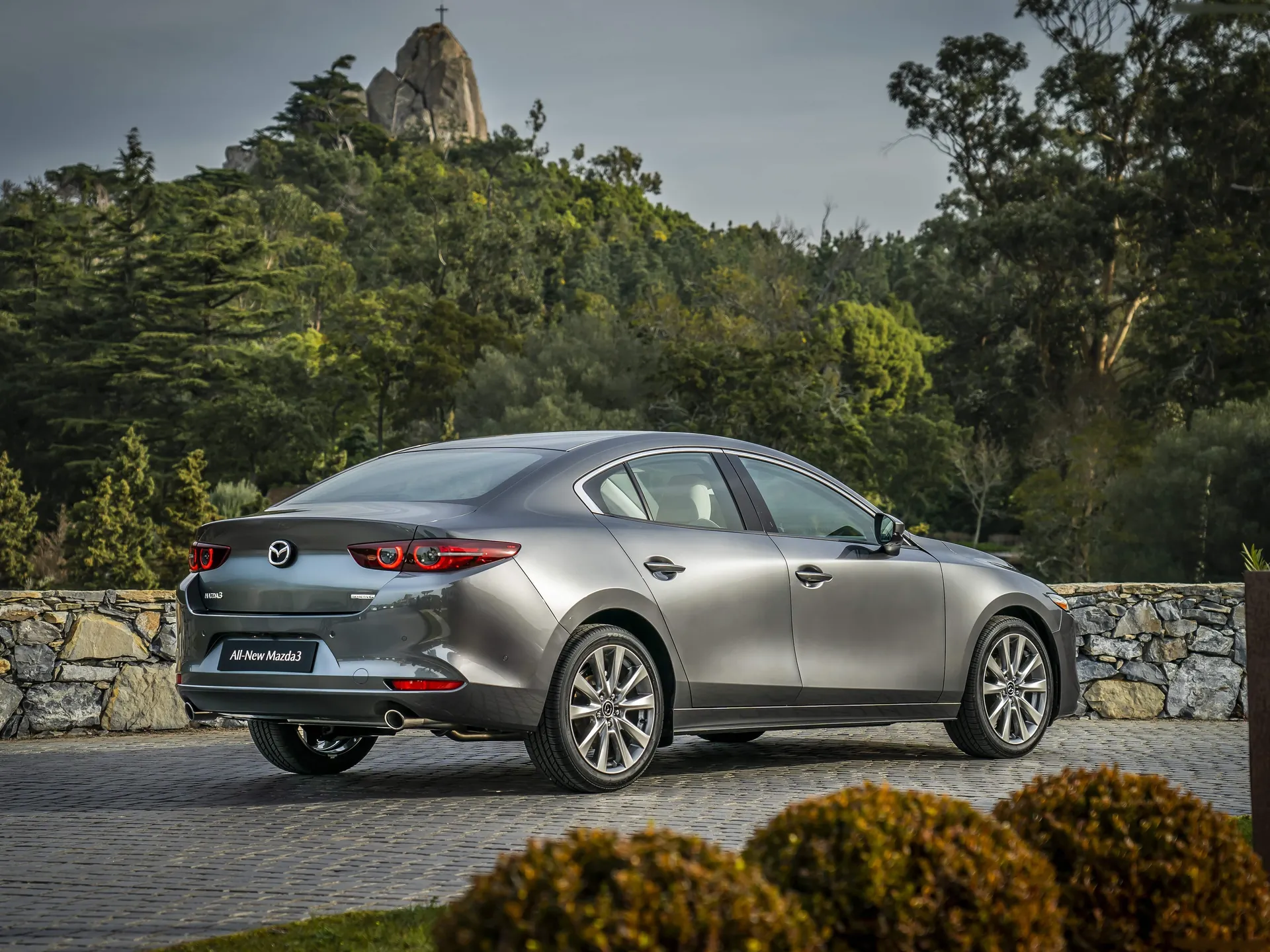 Mazda 3 Sedan (2019) – zadní tříčtvrteční pohled