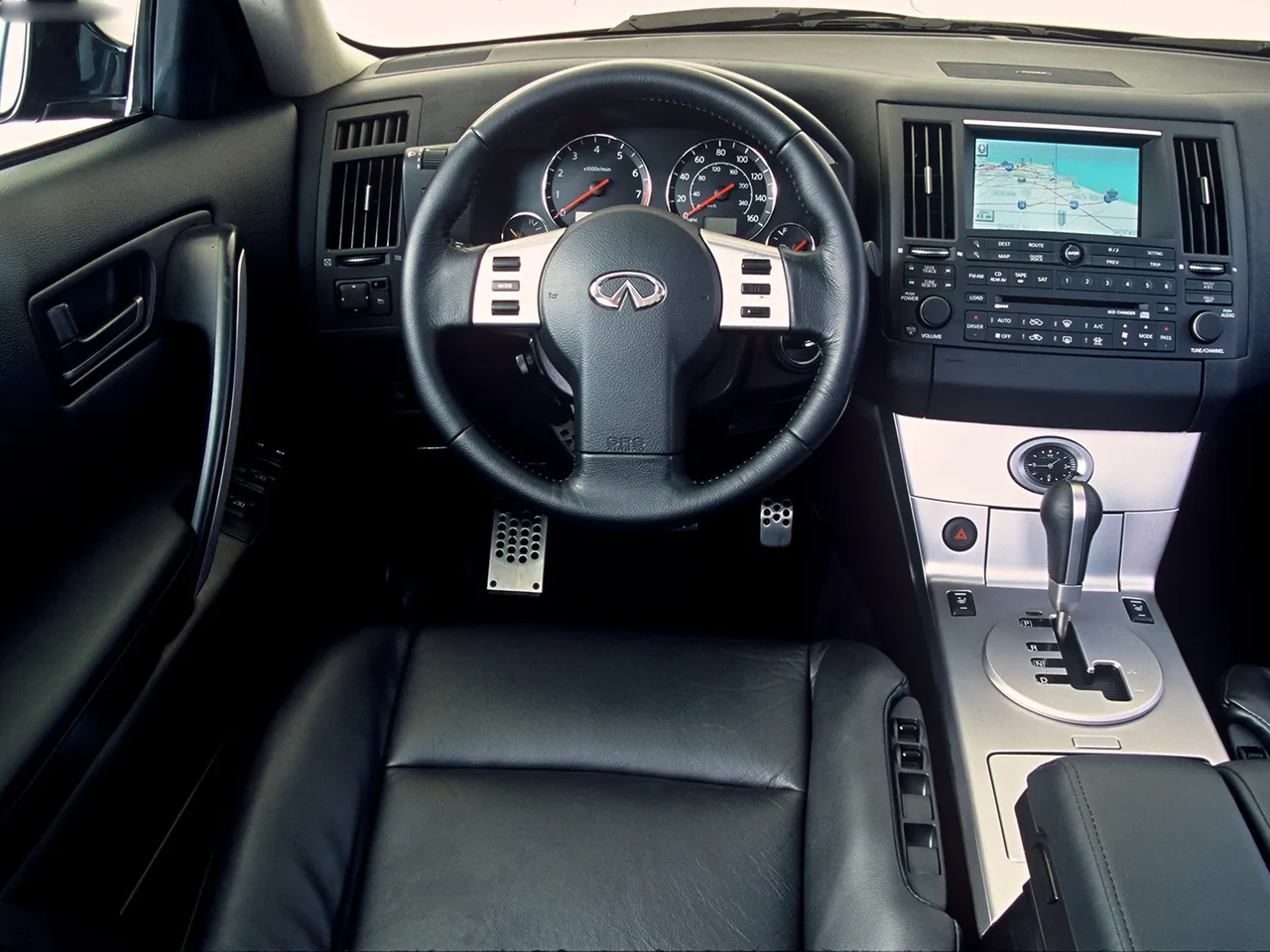 Infiniti FX45 (2003) – interiér