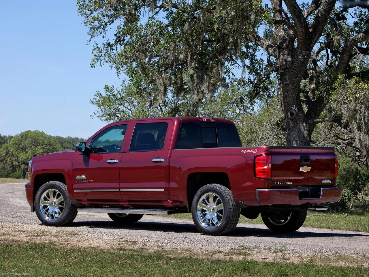 Chevrolet Silverado High Country (2014) – zadní tříčtvrteční pohled