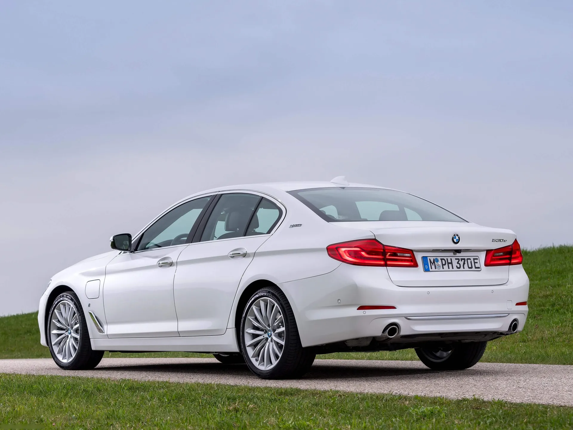 BMW 530e iPerformance (2018) – zadní tříčtvrteční pohled