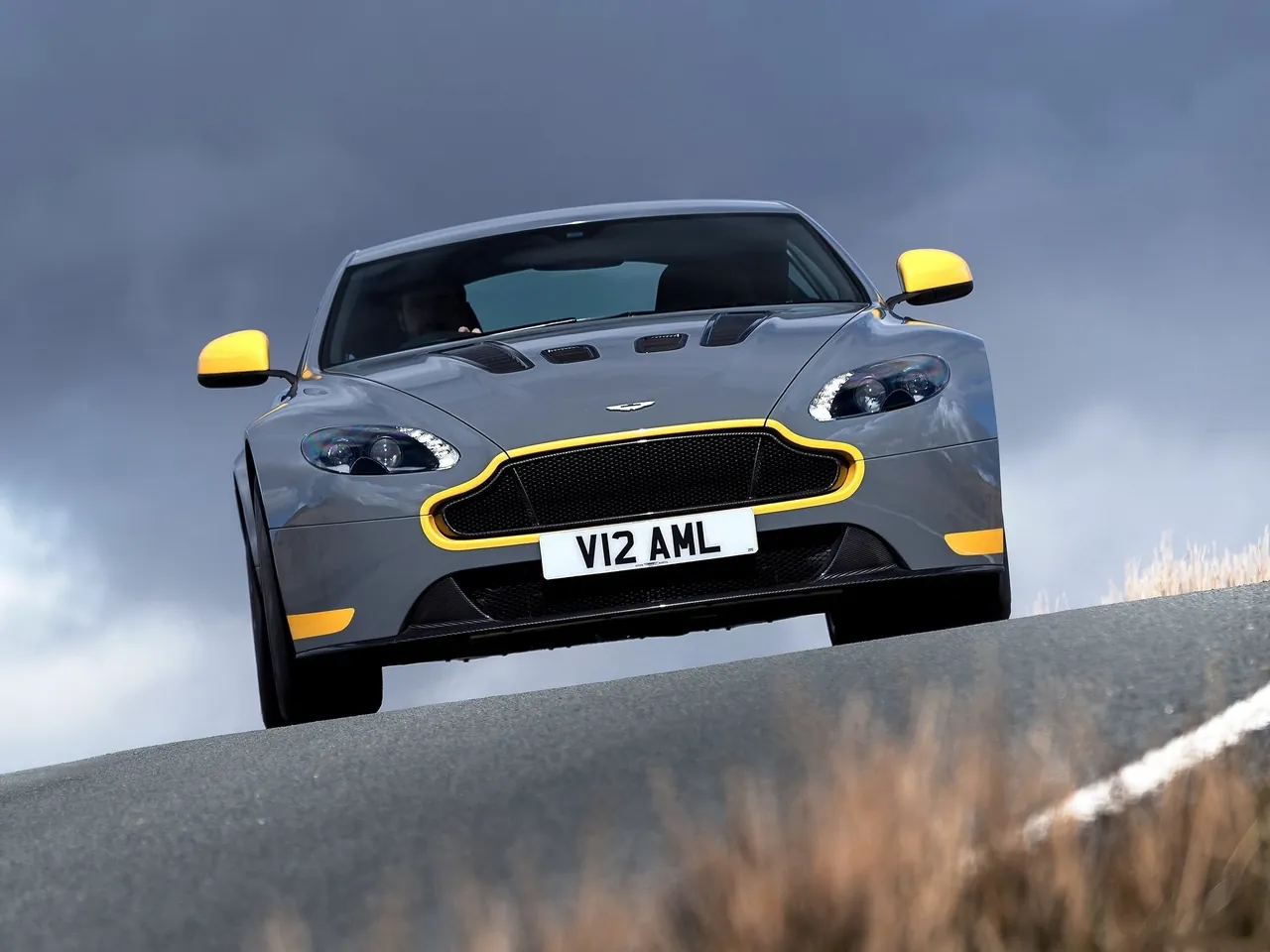 Aston Martin V12 Vantage S (2017) - Front