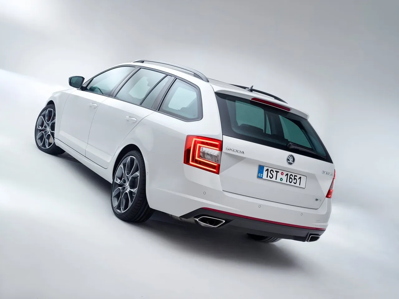 Skoda Octavia Combi RS (2014) – zadní tříčtvrteční pohled