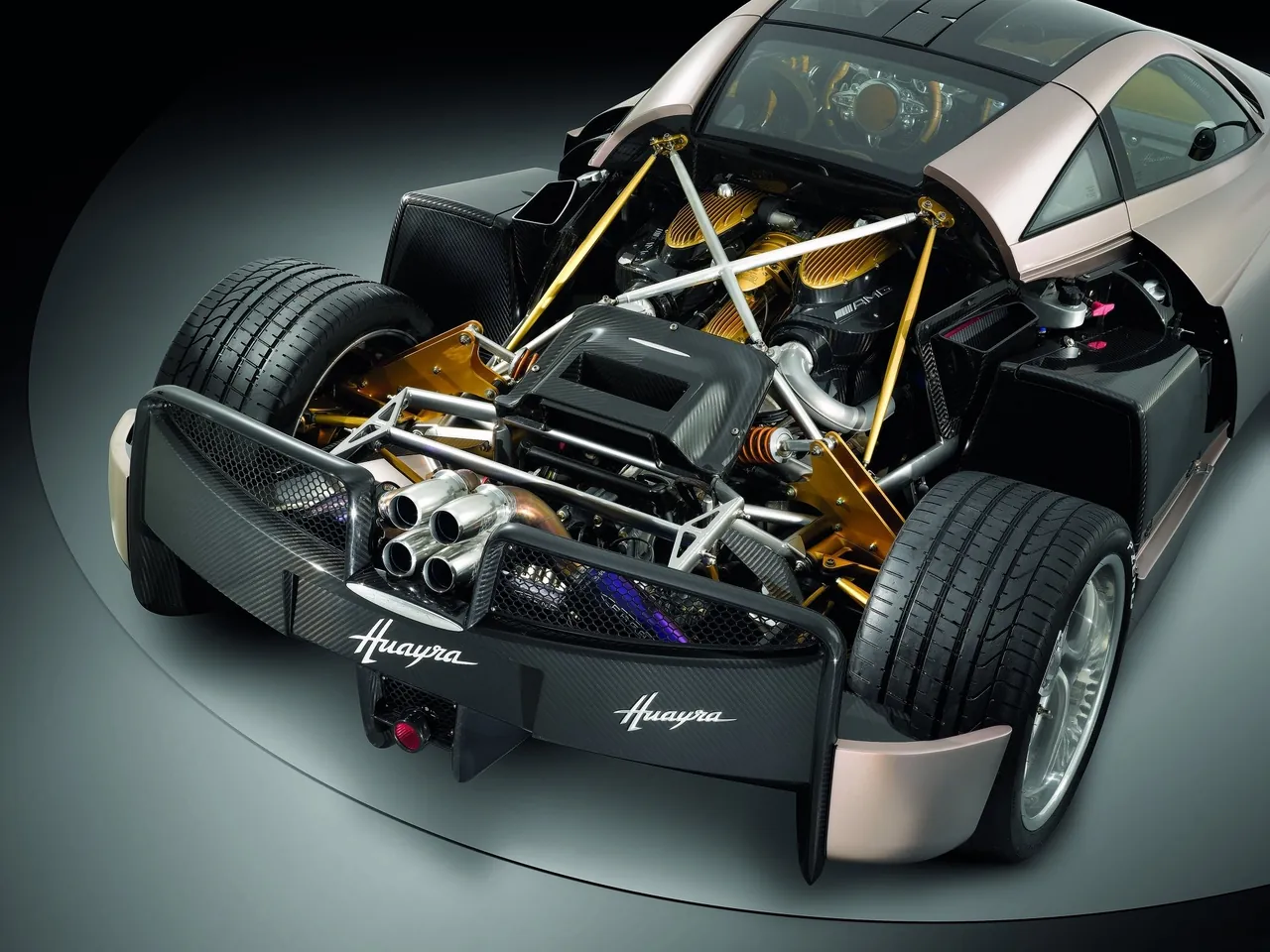 Pagani Huayra (2012) – motorový prostor