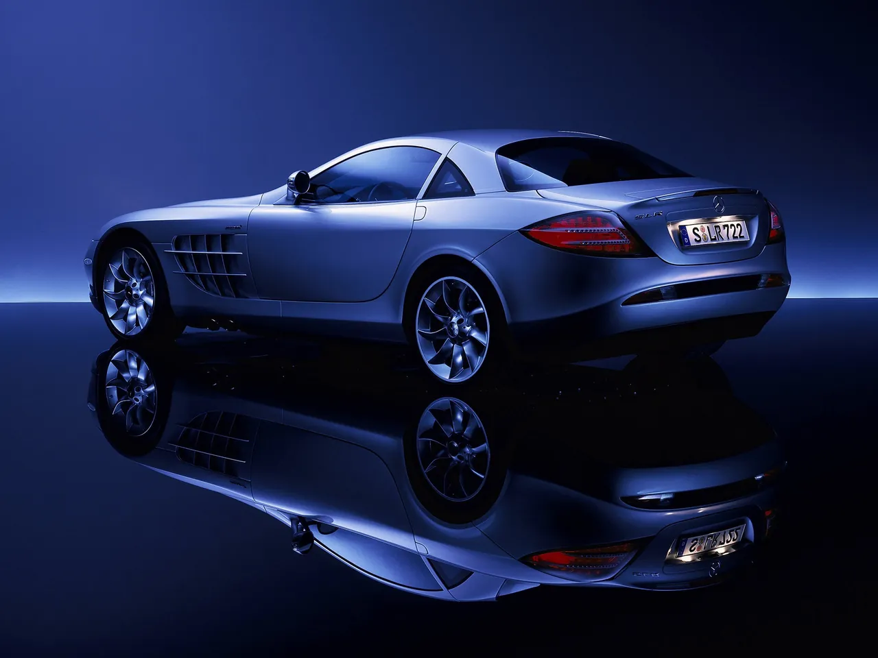 Mercedes-Benz SLR McLaren (2004) – zadní tříčtvrteční pohled