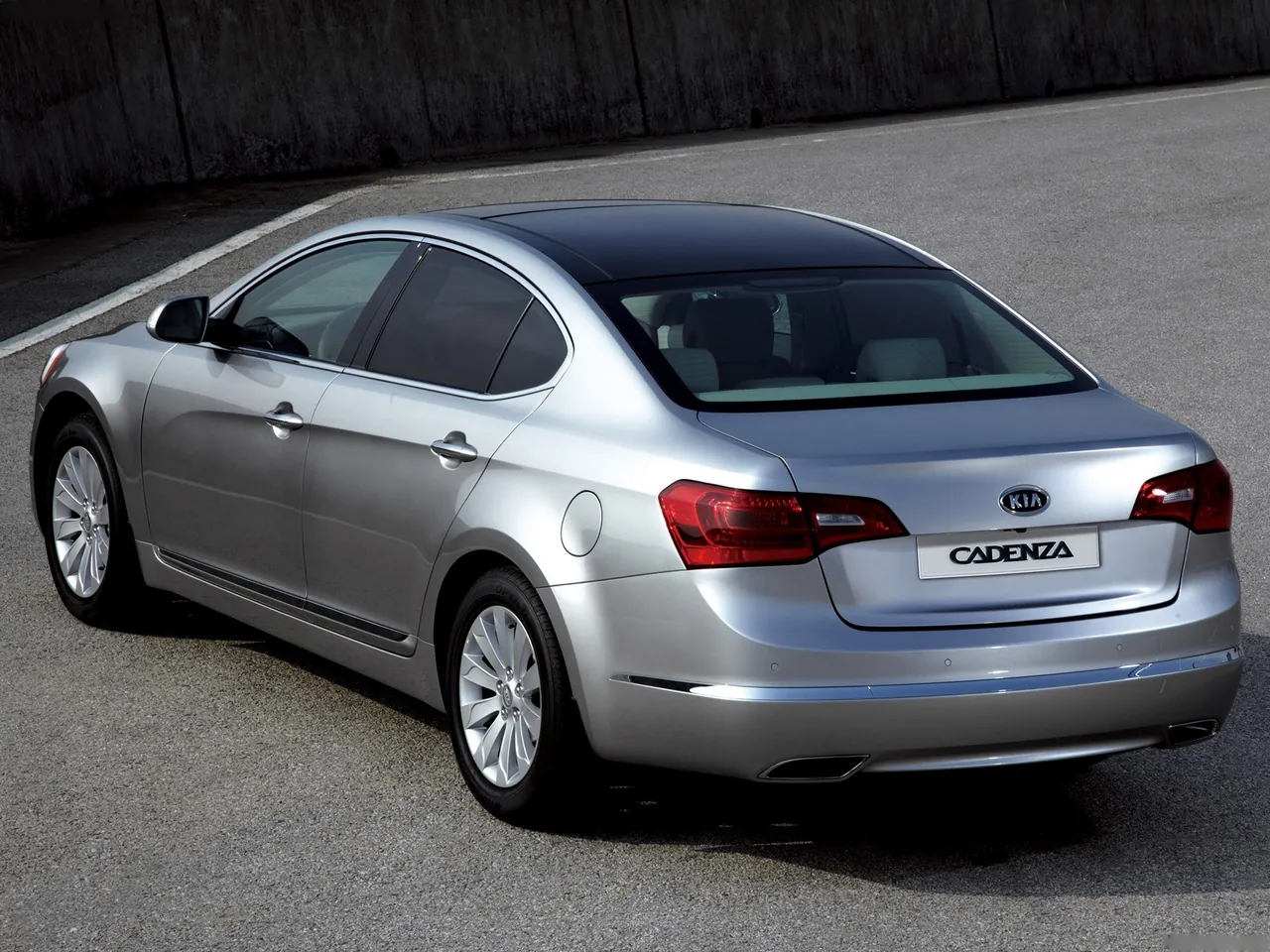 Kia Cadenza (2011) – zadní tříčtvrteční pohled