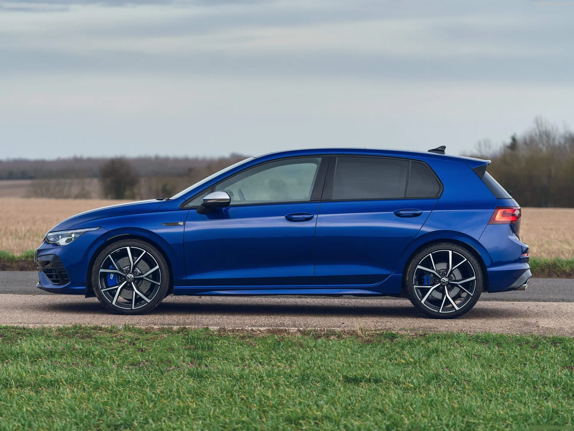 Volkswagen Golf R [UK] (2022) – boční profil