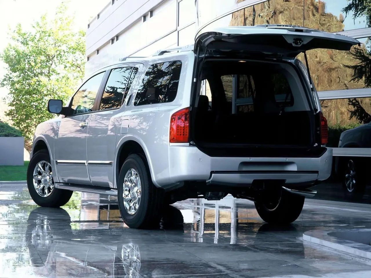 Infiniti QX56 (2004) – zadní tříčtvrteční pohled