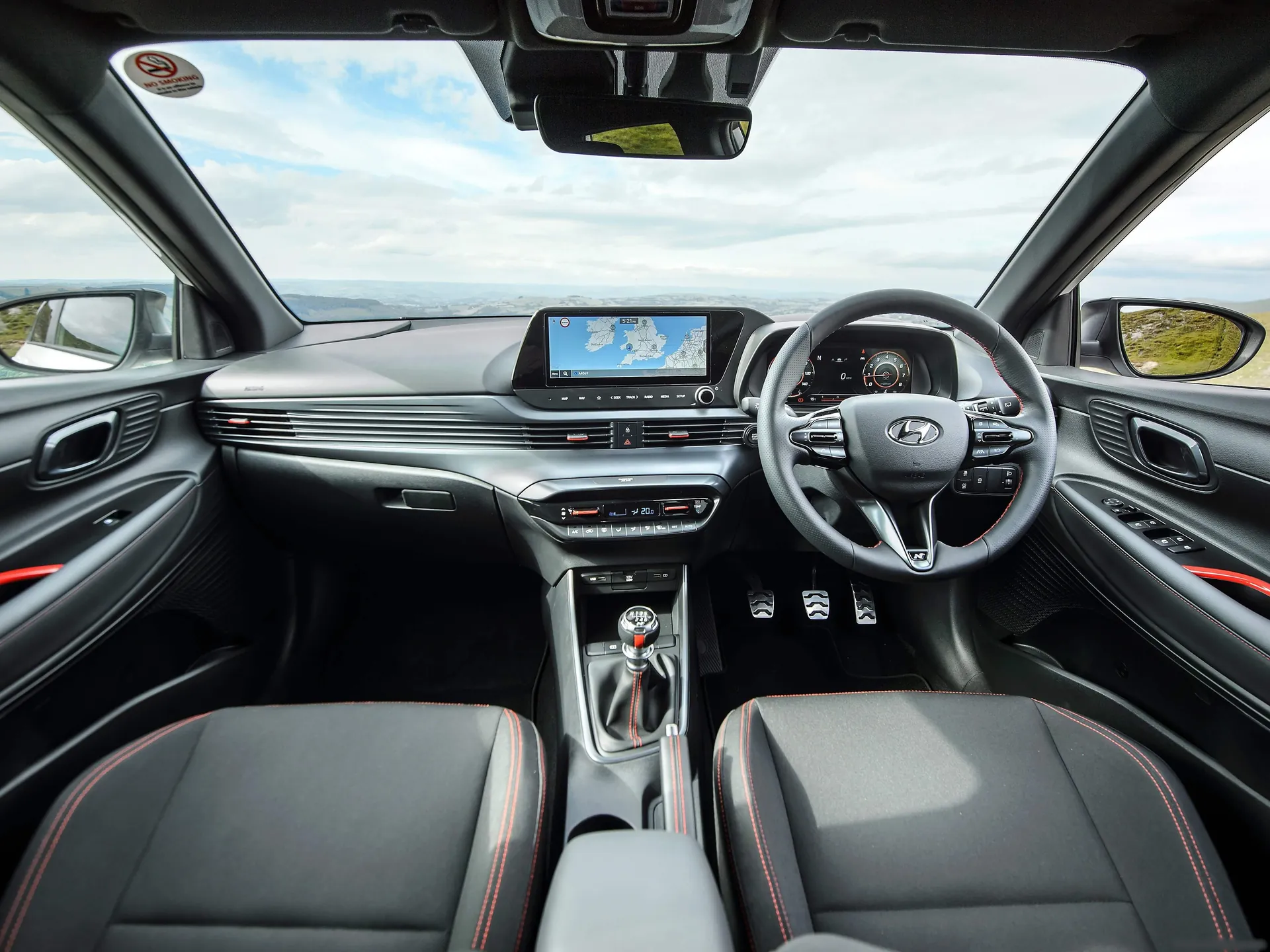Hyundai i20 N Line [UK] (2022) – interiér