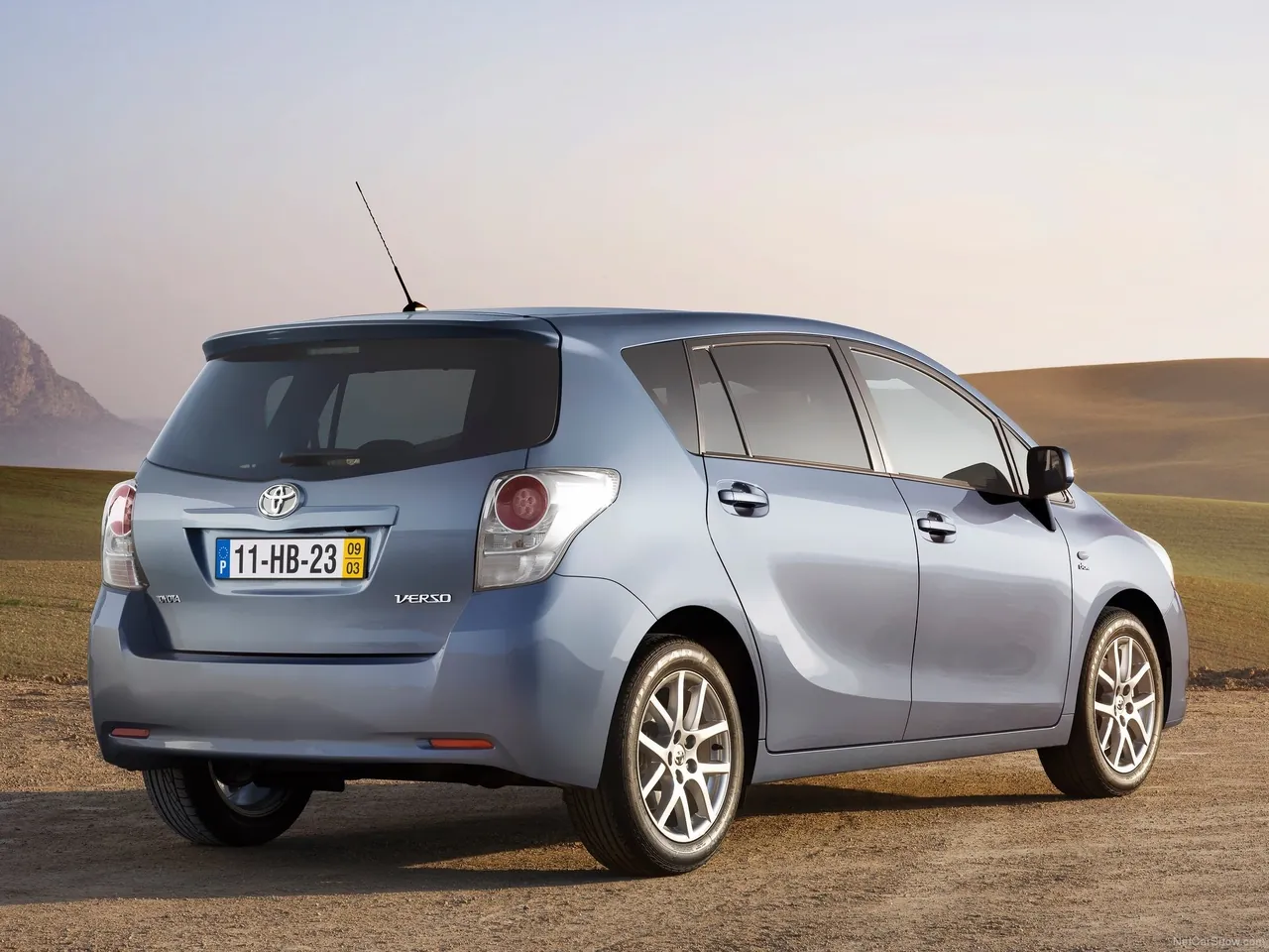 Toyota Verso (2010) – zadní tříčtvrteční pohled