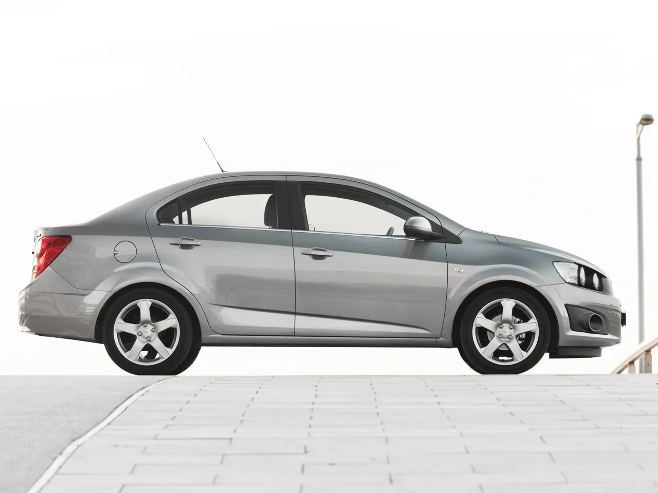 Chevrolet Aveo Sedan (2012) – boční profil
