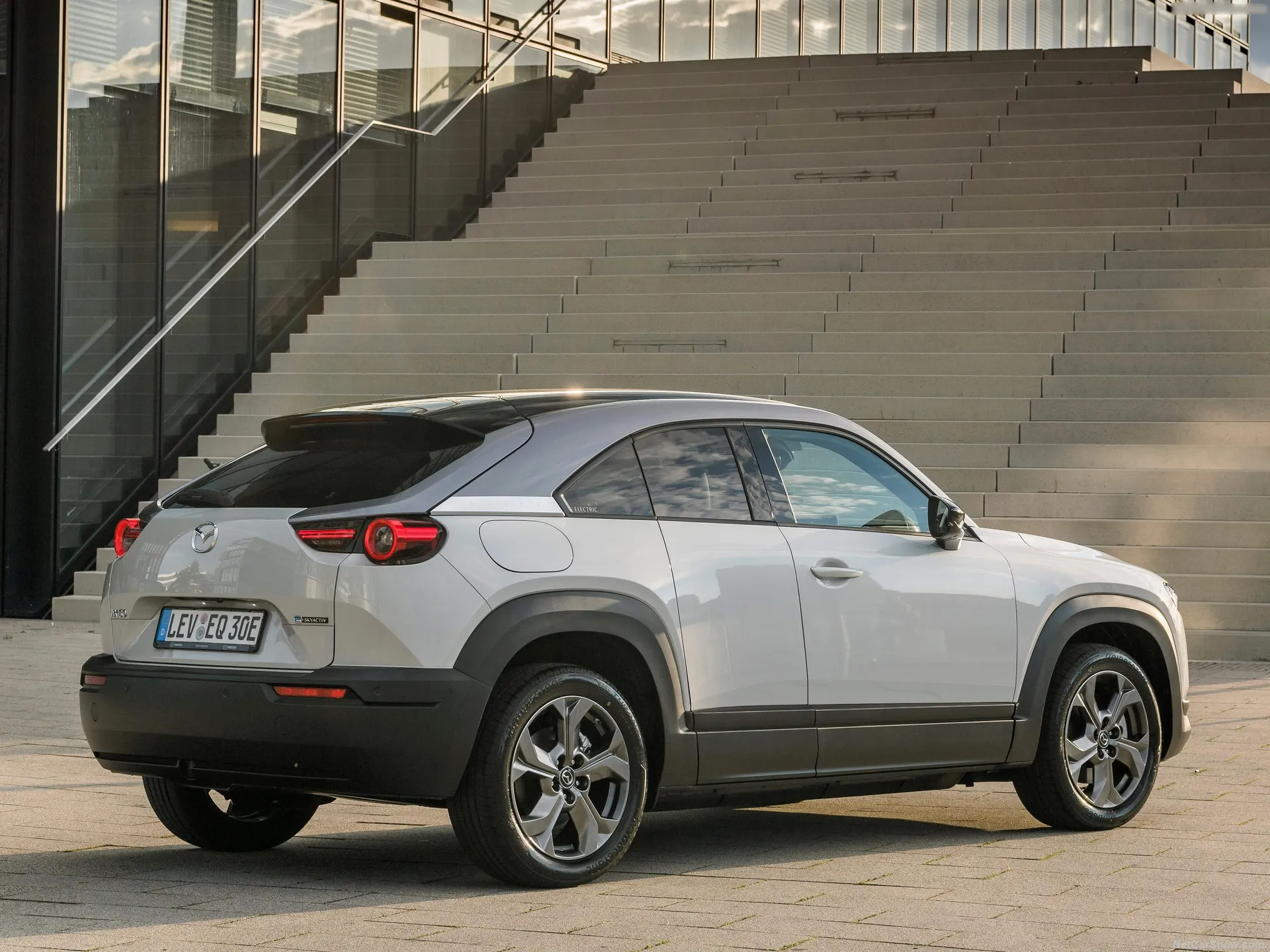 Mazda MX-30 (2021) – zadní tříčtvrteční pohled
