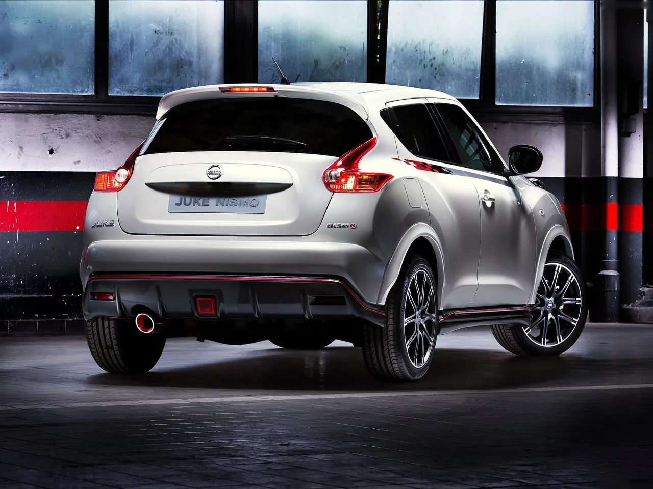 Nissan Juke Nismo (2013) – zadní tříčtvrteční pohled