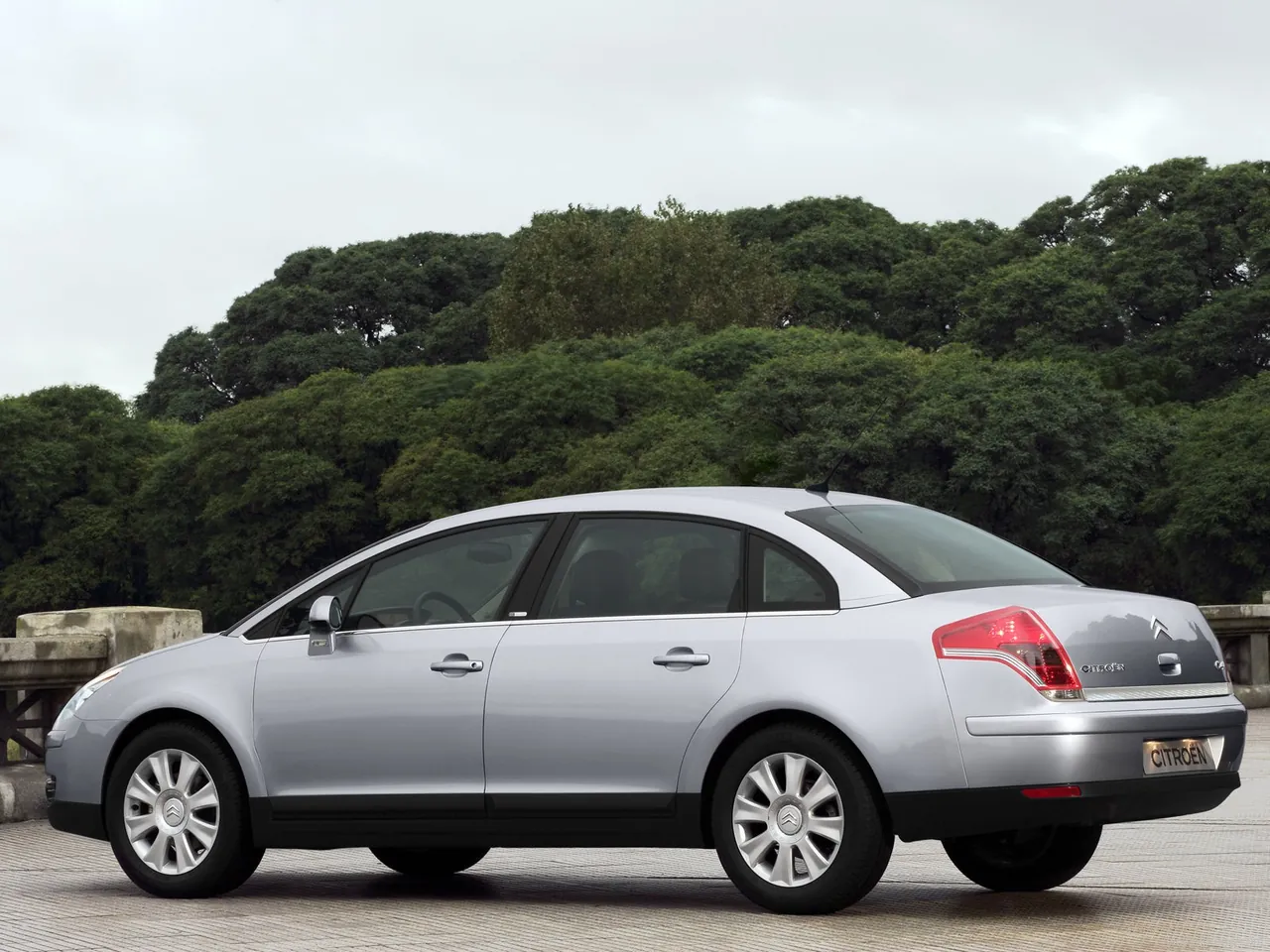Citroen C4 Sedan (2008) – zadní tříčtvrteční pohled