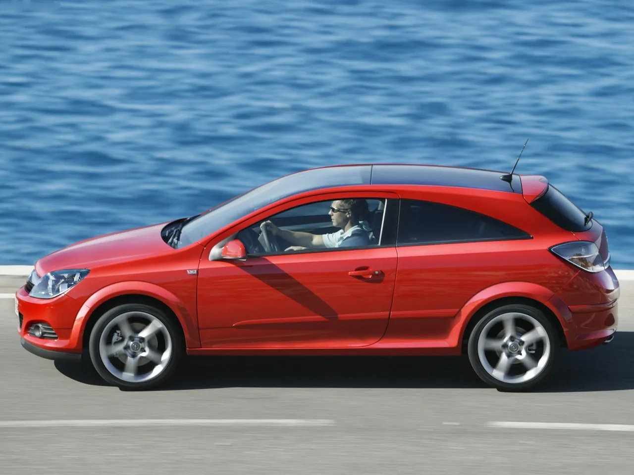 Opel Astra GTC (2007) – boční profil