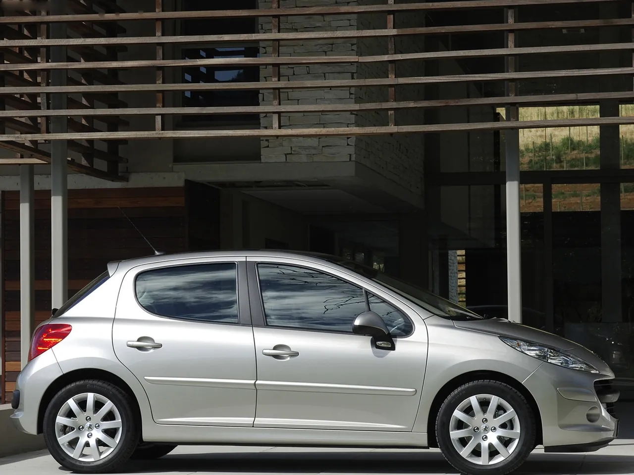 Peugeot 207 (2006) – boční profil