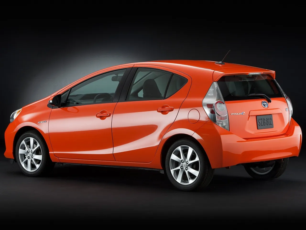 Toyota Prius C (2012) – zadní tříčtvrteční pohled