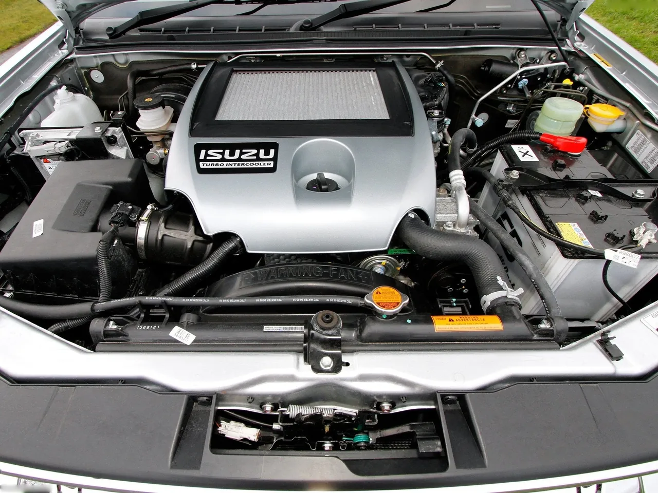 Isuzu Rodeo 3.0 Denver (2011) – motorový prostor