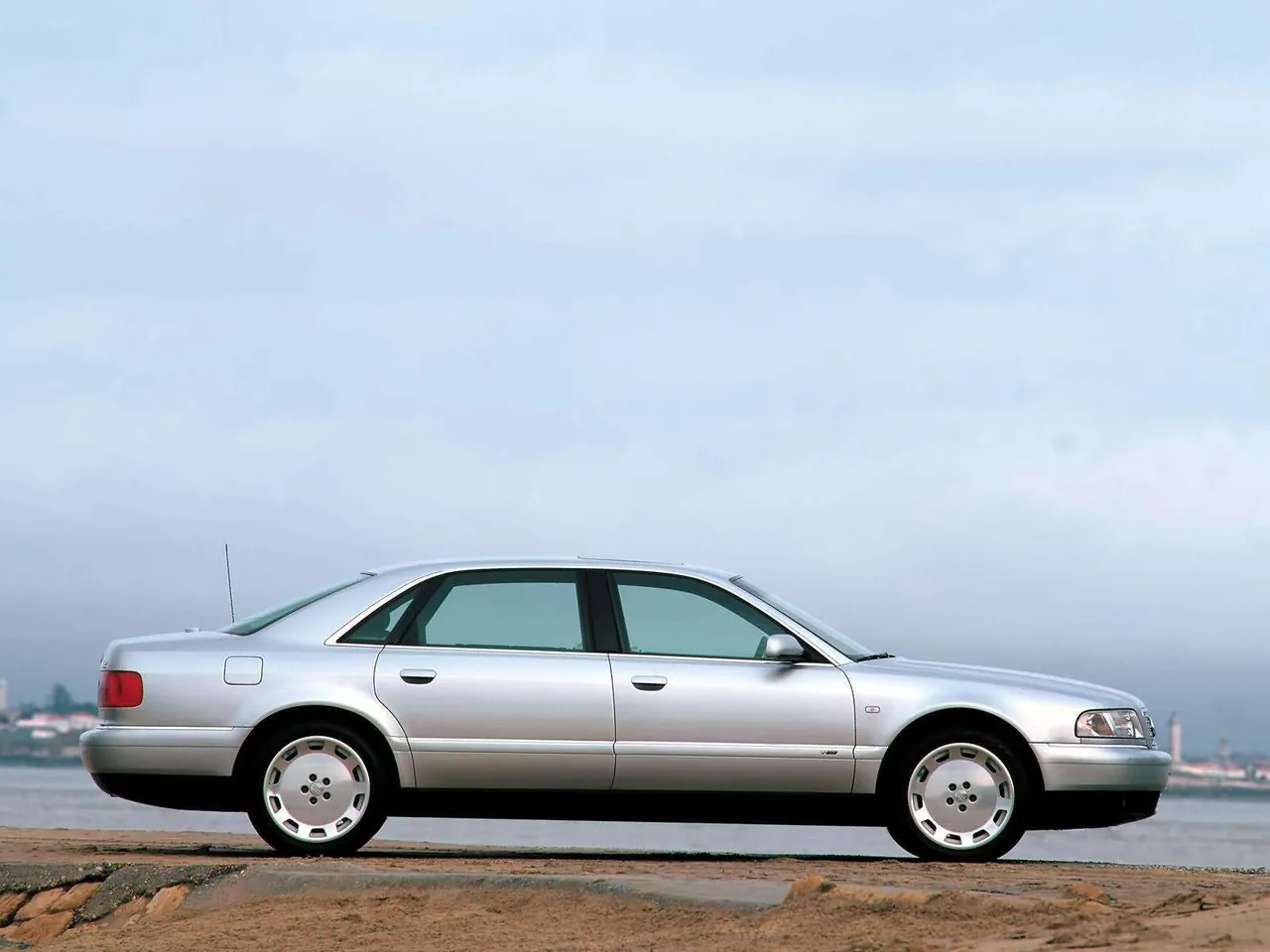 Audi A8 L 6.0 quattro (2001) – boční profil
