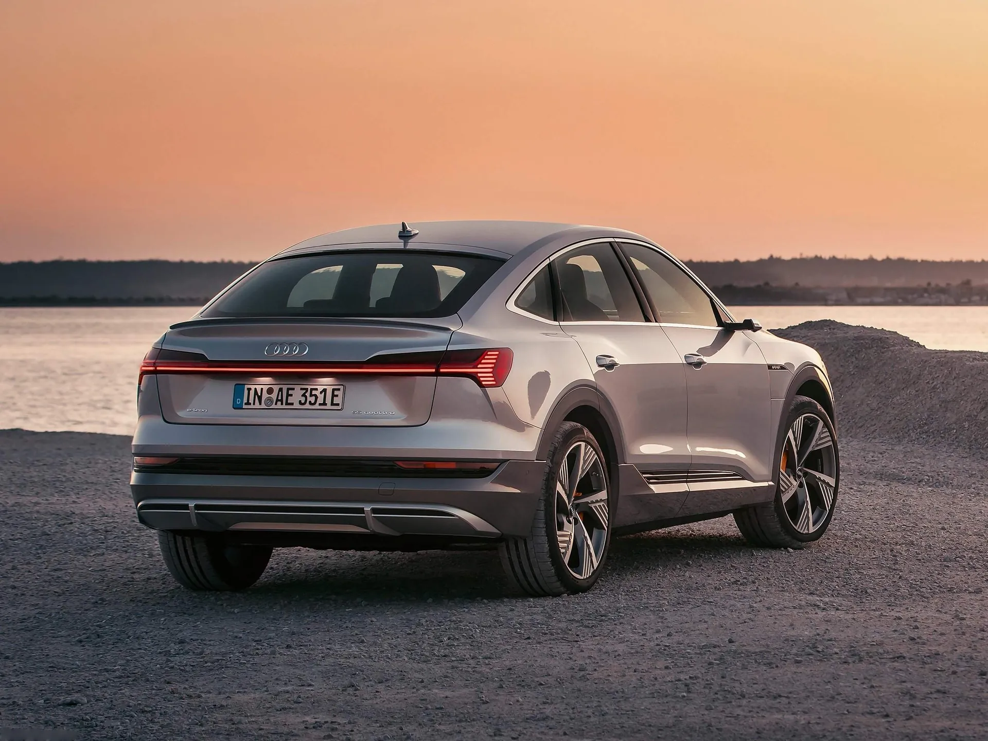 Audi e-tron Sportback (2021) – zadní tříčtvrteční pohled