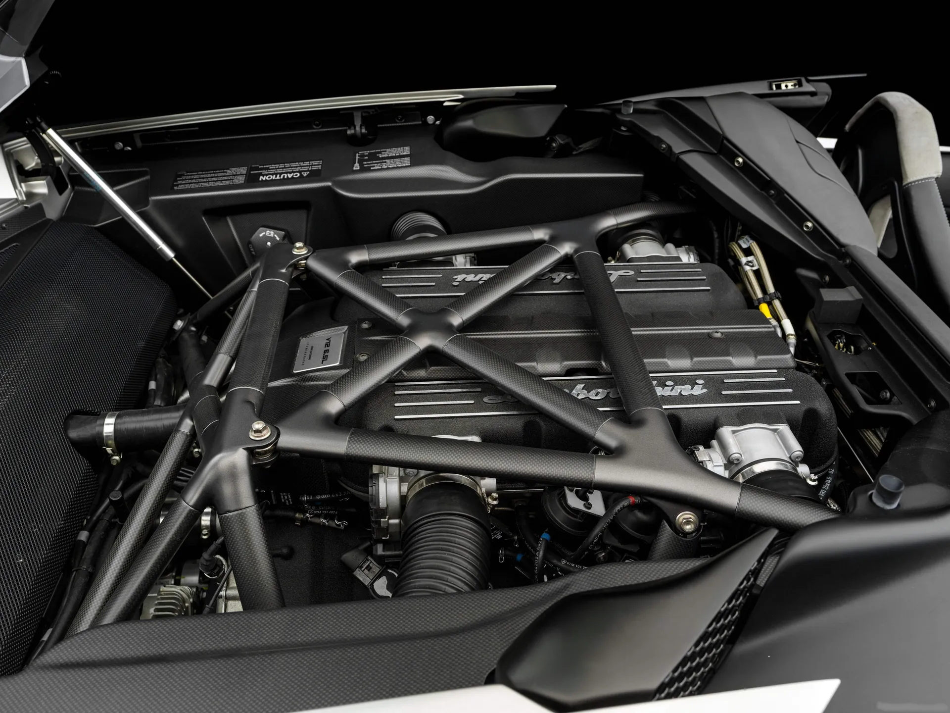 Lamborghini Reventon Roadster (2010) – motorový prostor