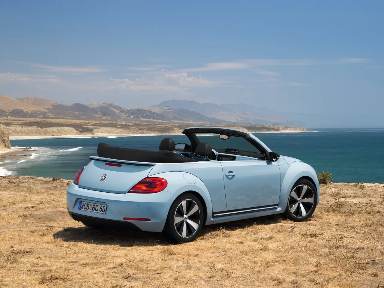 Volkswagen Beetle Convertible (2013) – zadní tříčtvrteční pohled
