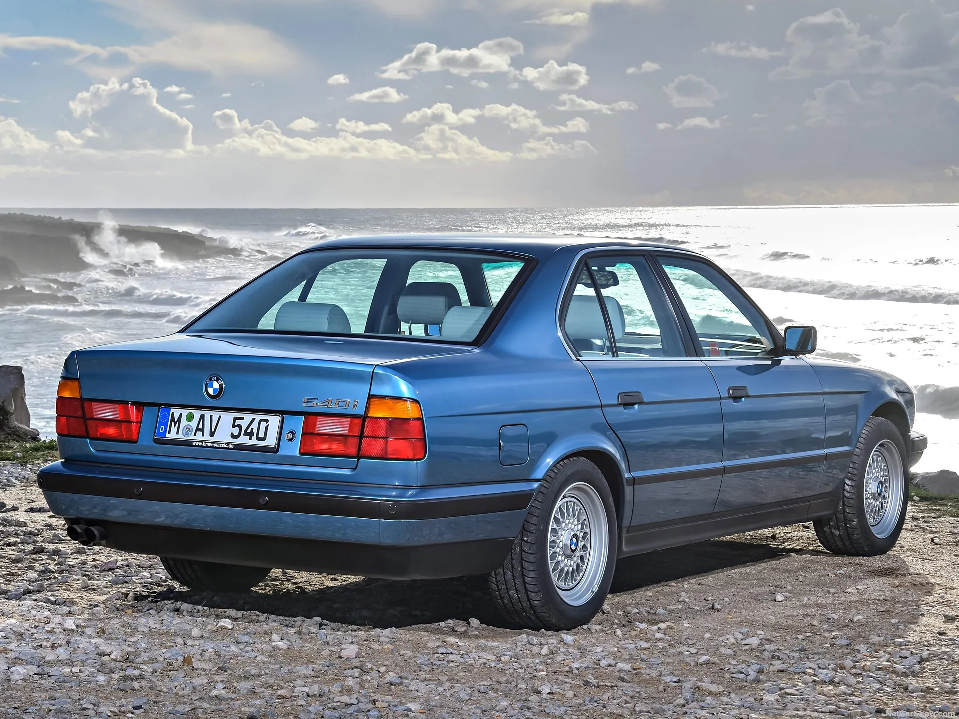 BMW 5-Series (1992) – zadní tříčtvrteční pohled
