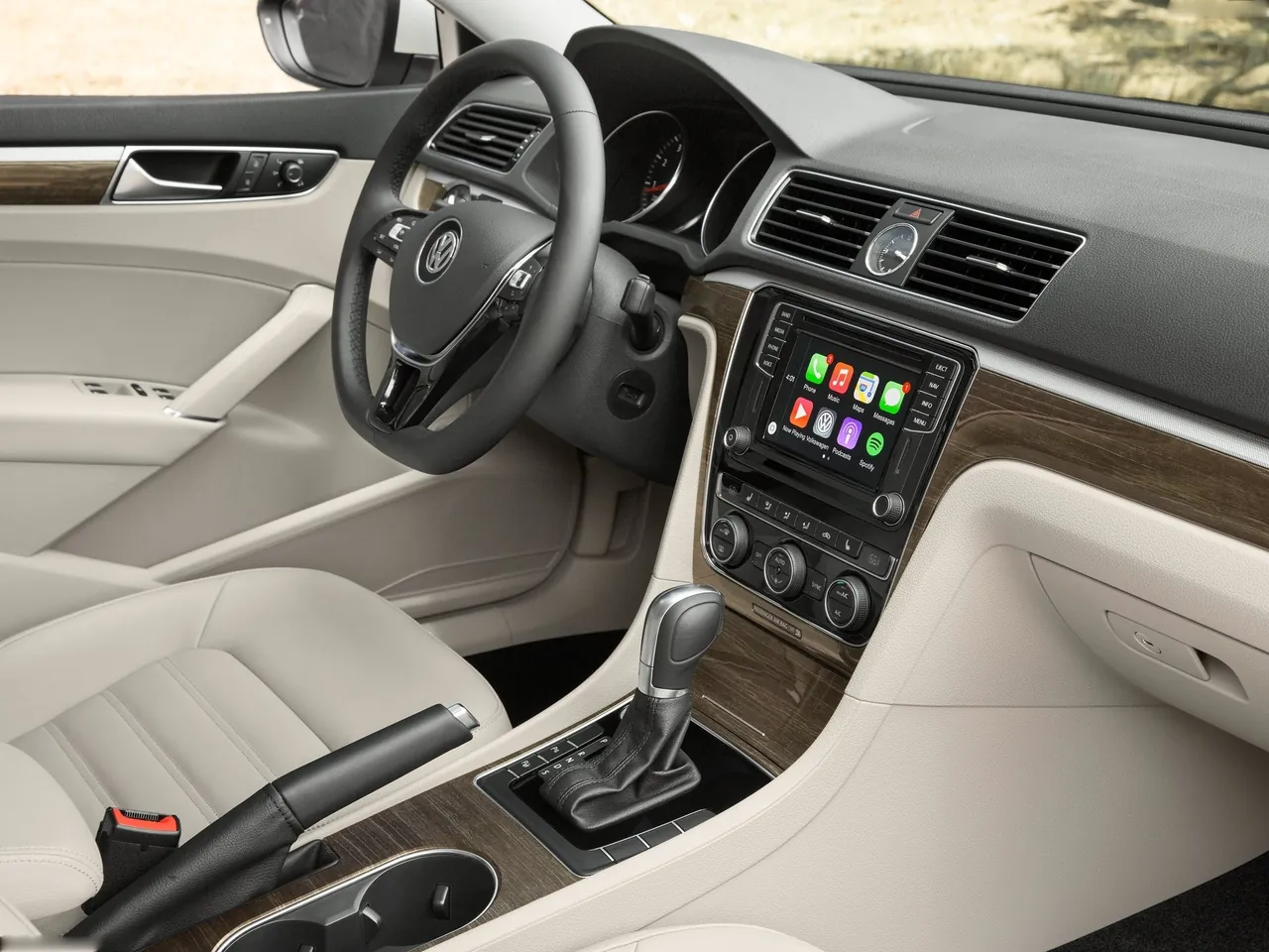 Volkswagen Passat [US] (2016) – interiér