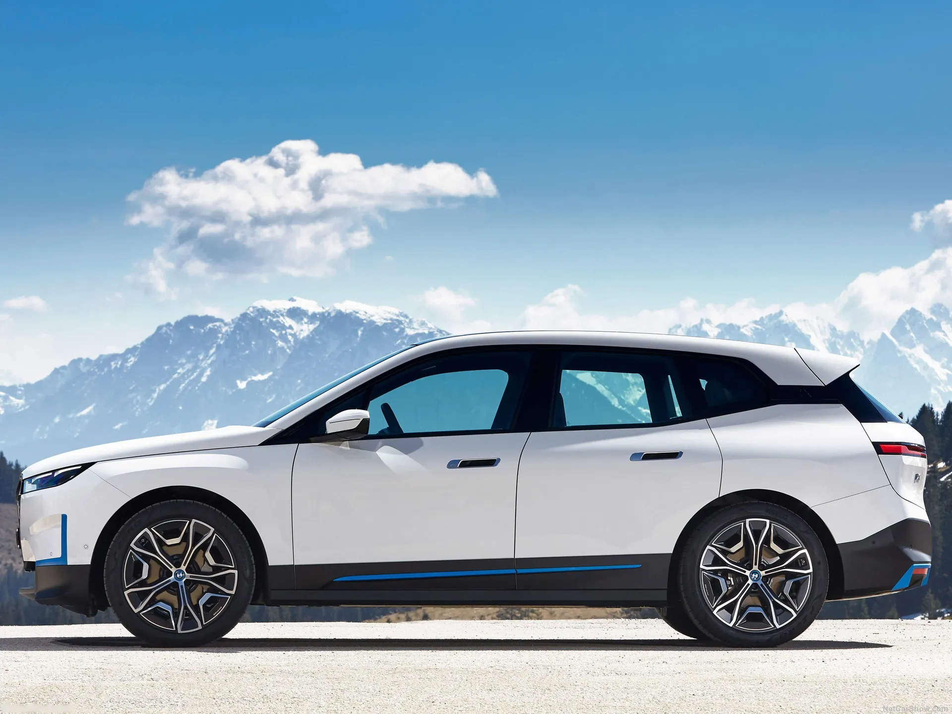 BMW iX (2022) – boční profil