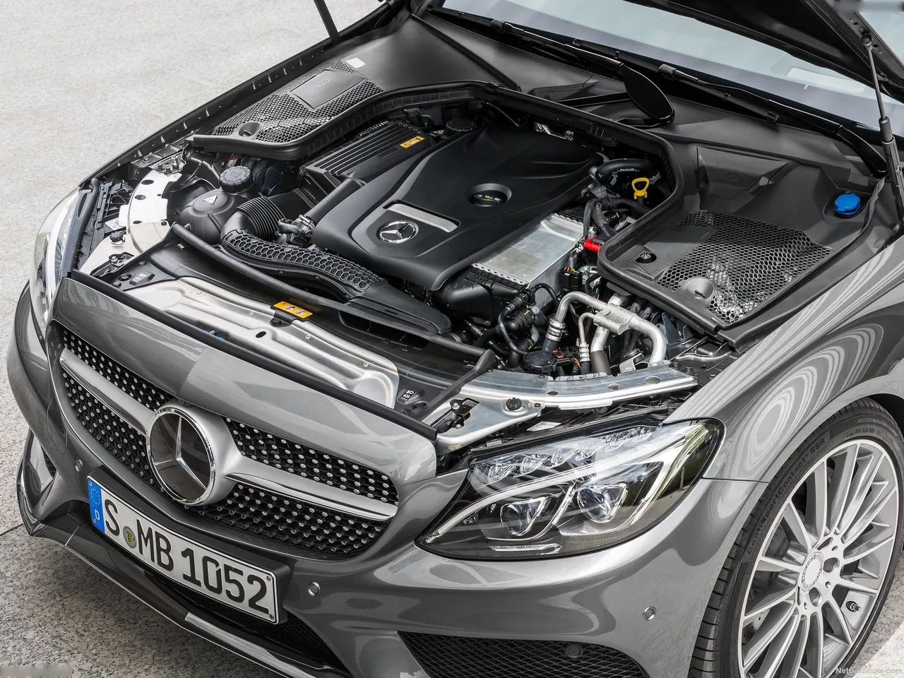 Mercedes-Benz C-Class Coupe (2017) – motorový prostor