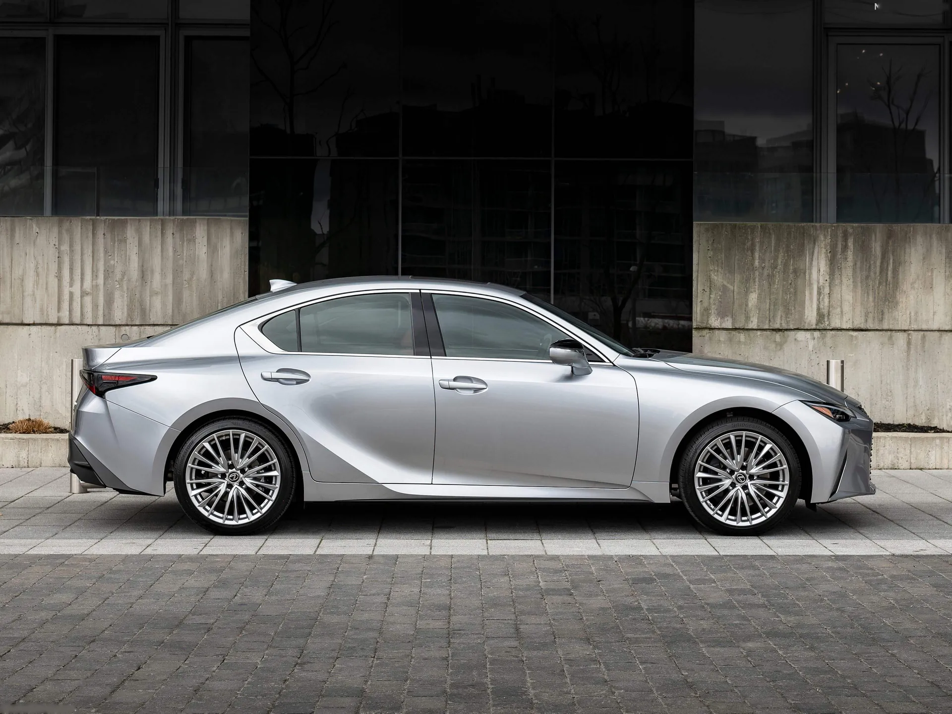 Lexus IS (2021) – boční profil