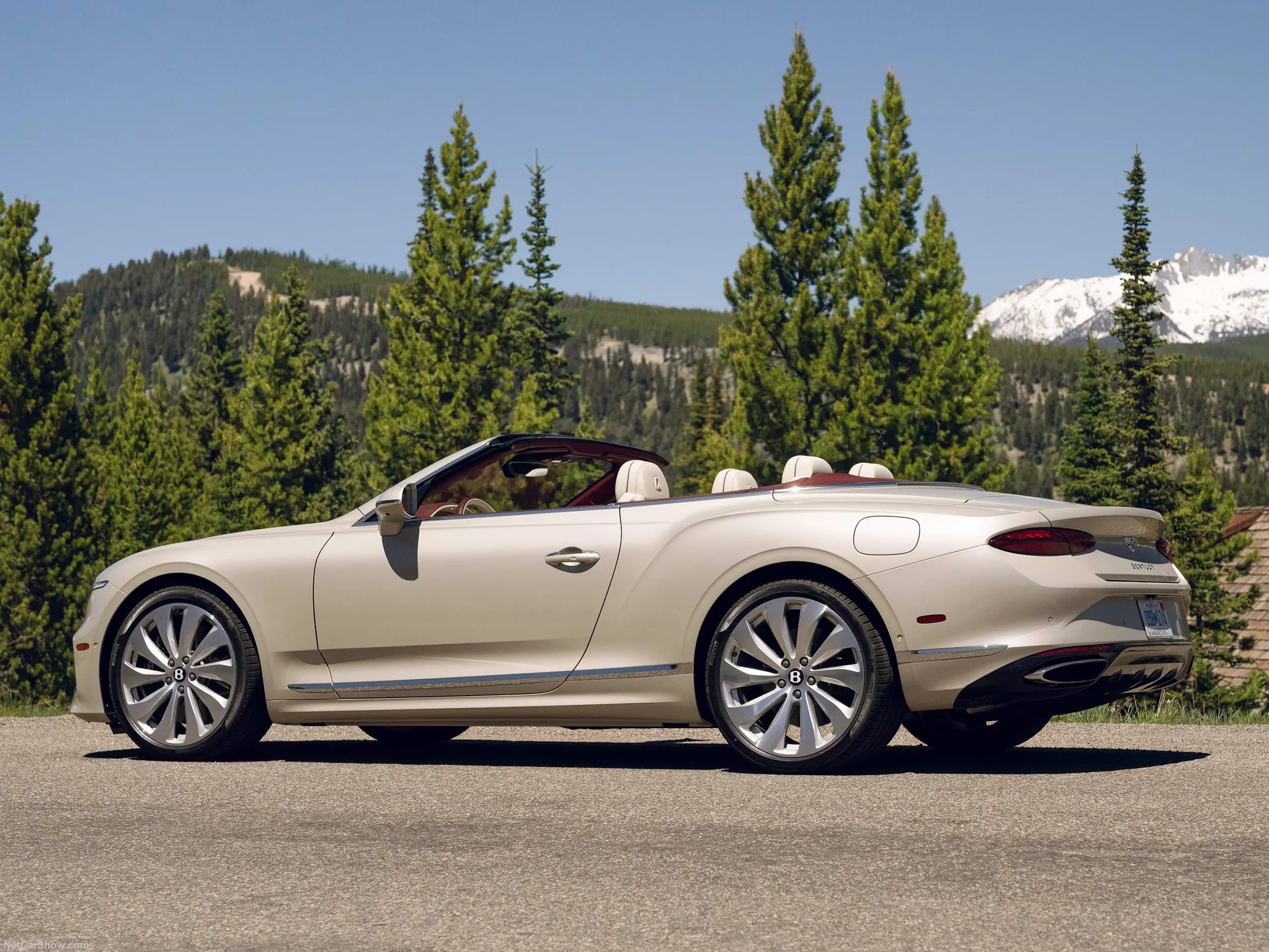 Bentley Continental GTC (2025) – zadní tříčtvrteční pohled
