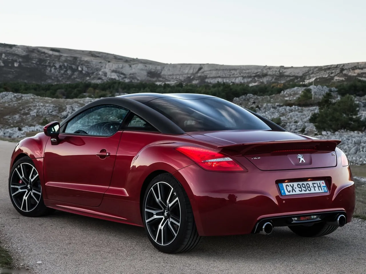 Peugeot RCZ R (2014) – zadní tříčtvrteční pohled