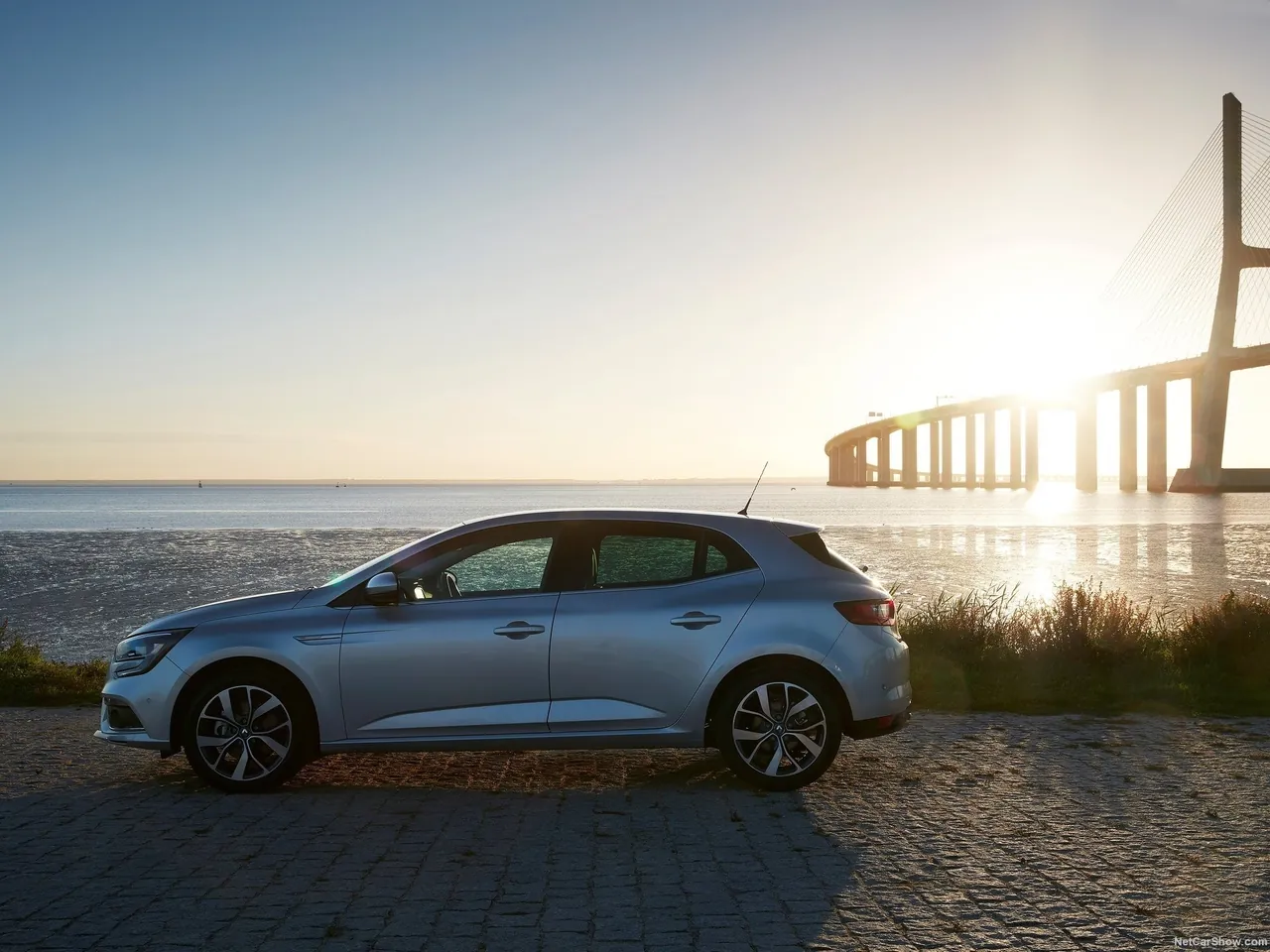 Renault Megane (2016) – boční profil