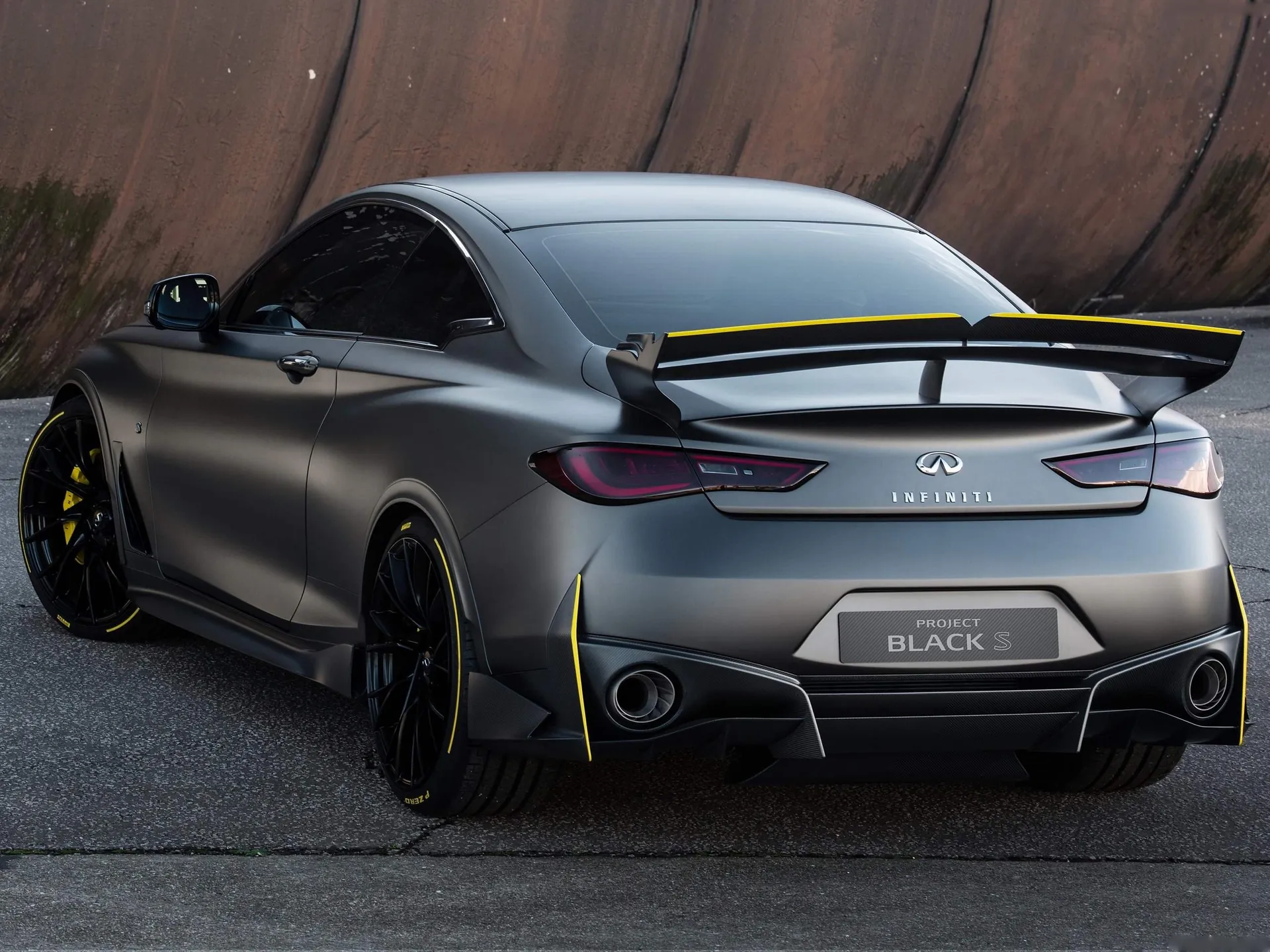 Infiniti Q60 Project Black S Concept (2018) – zadní tříčtvrteční pohled