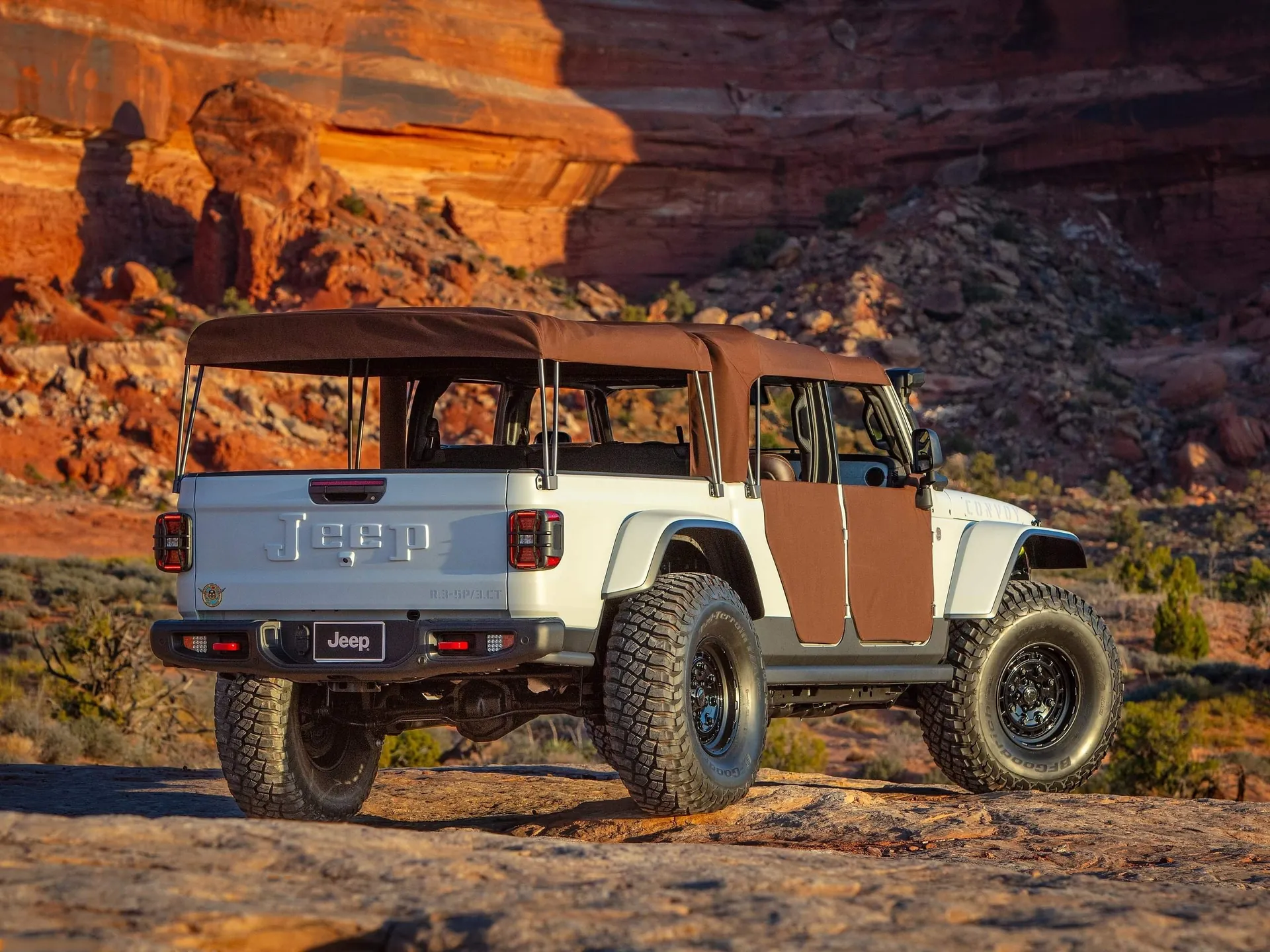 Jeep Convoy Concept (2025) – zadní tříčtvrteční pohled