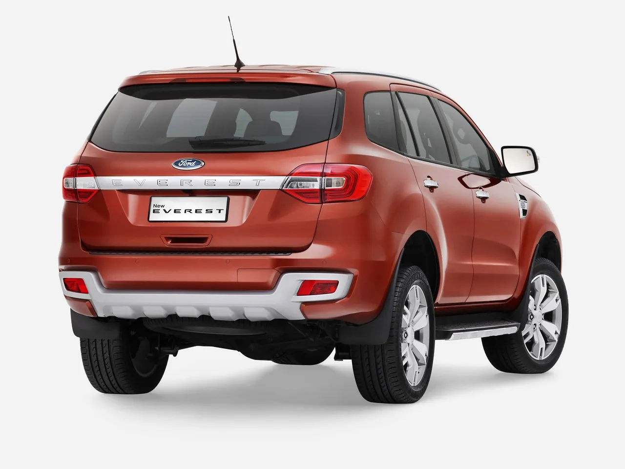Ford Everest (2016) – zadní tříčtvrteční pohled