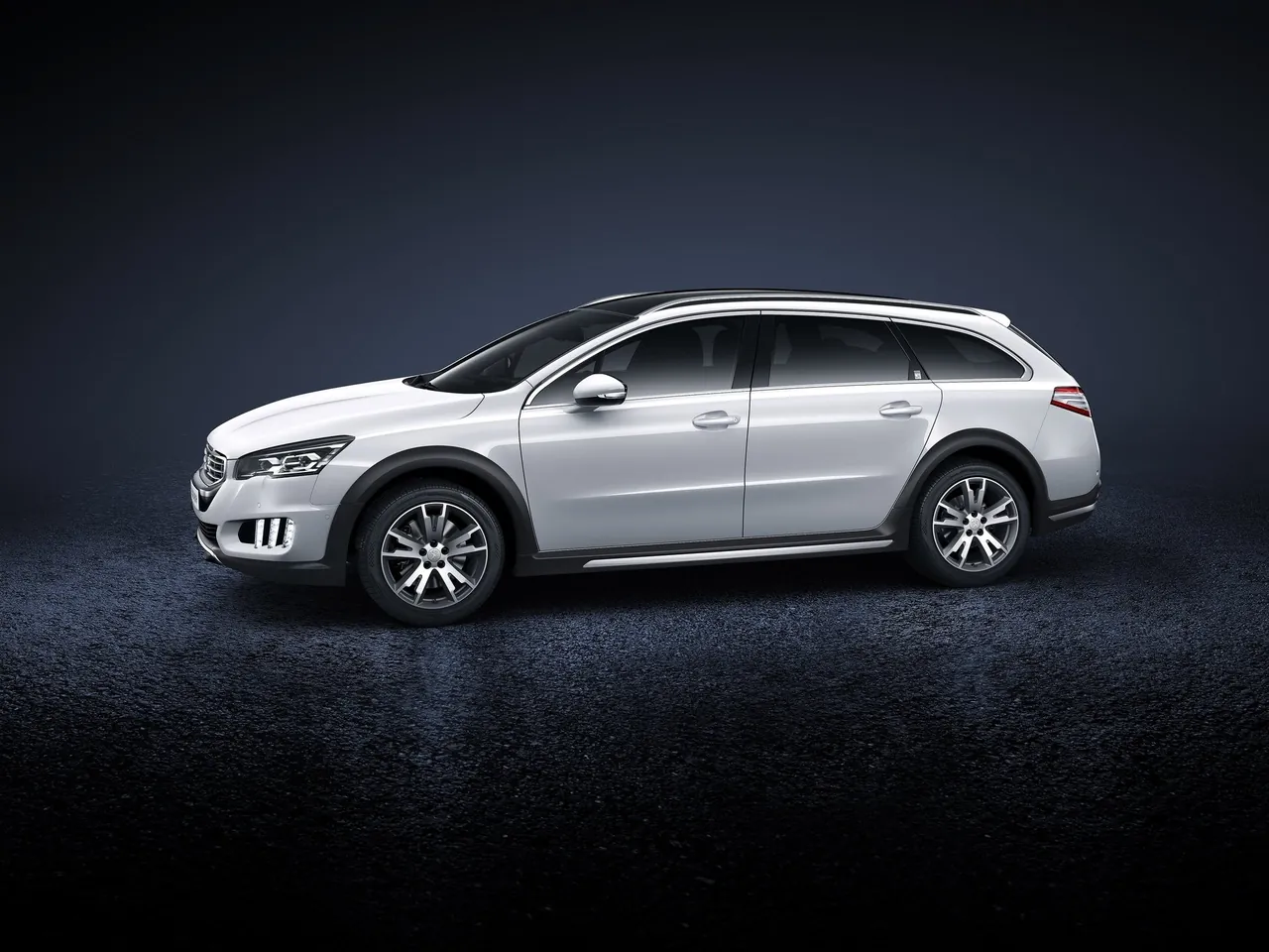Peugeot 508 RXH (2015) – boční profil