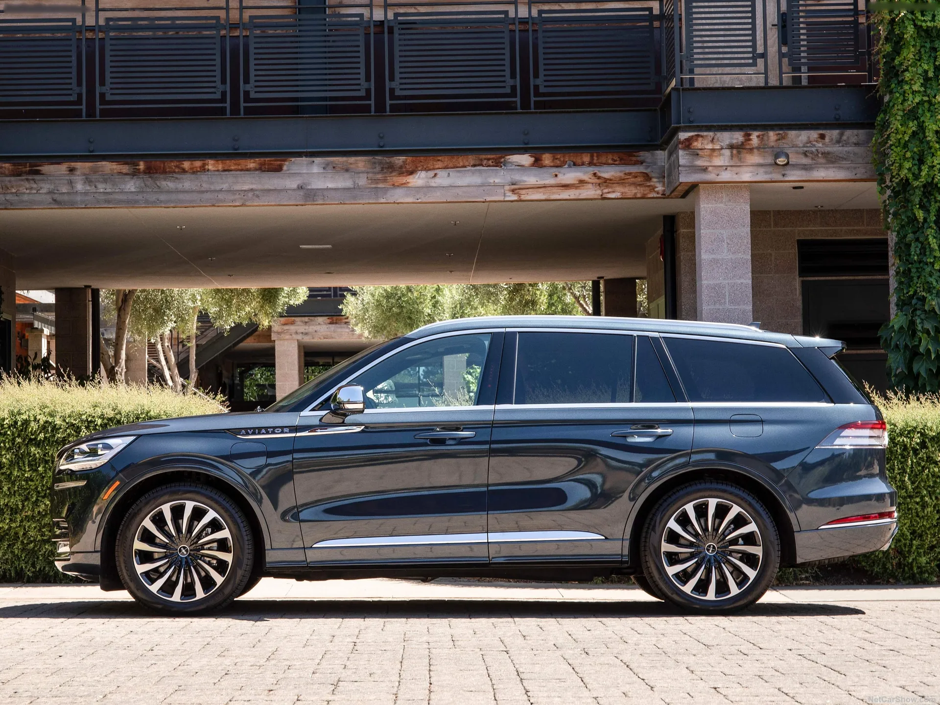 Lincoln Aviator (2020) – boční profil