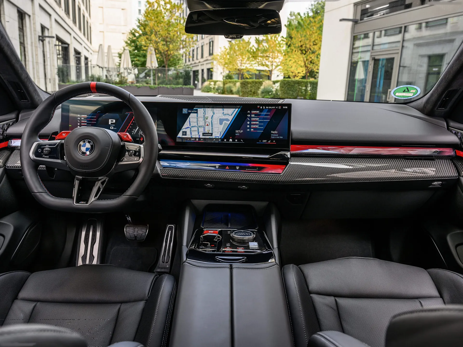BMW M5 Speed Yellow (2025) – interiér