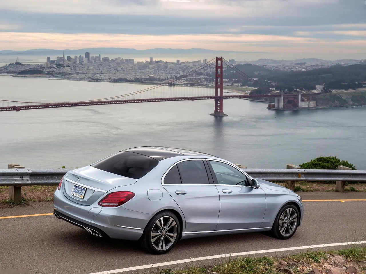 Mercedes-Benz C350e (2017) – zadní tříčtvrteční pohled