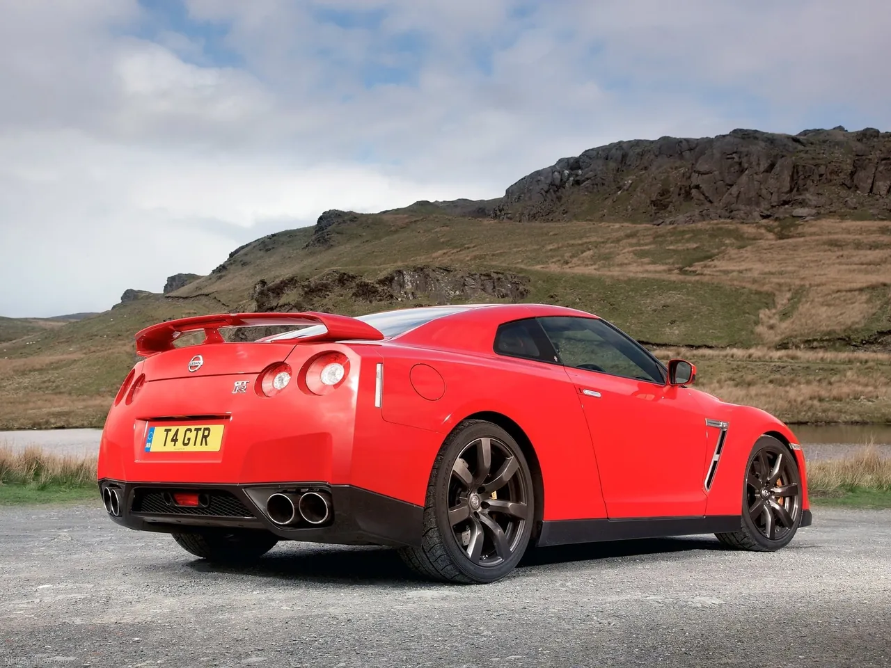 Nissan GT-R (2008) – zadní tříčtvrteční pohled
