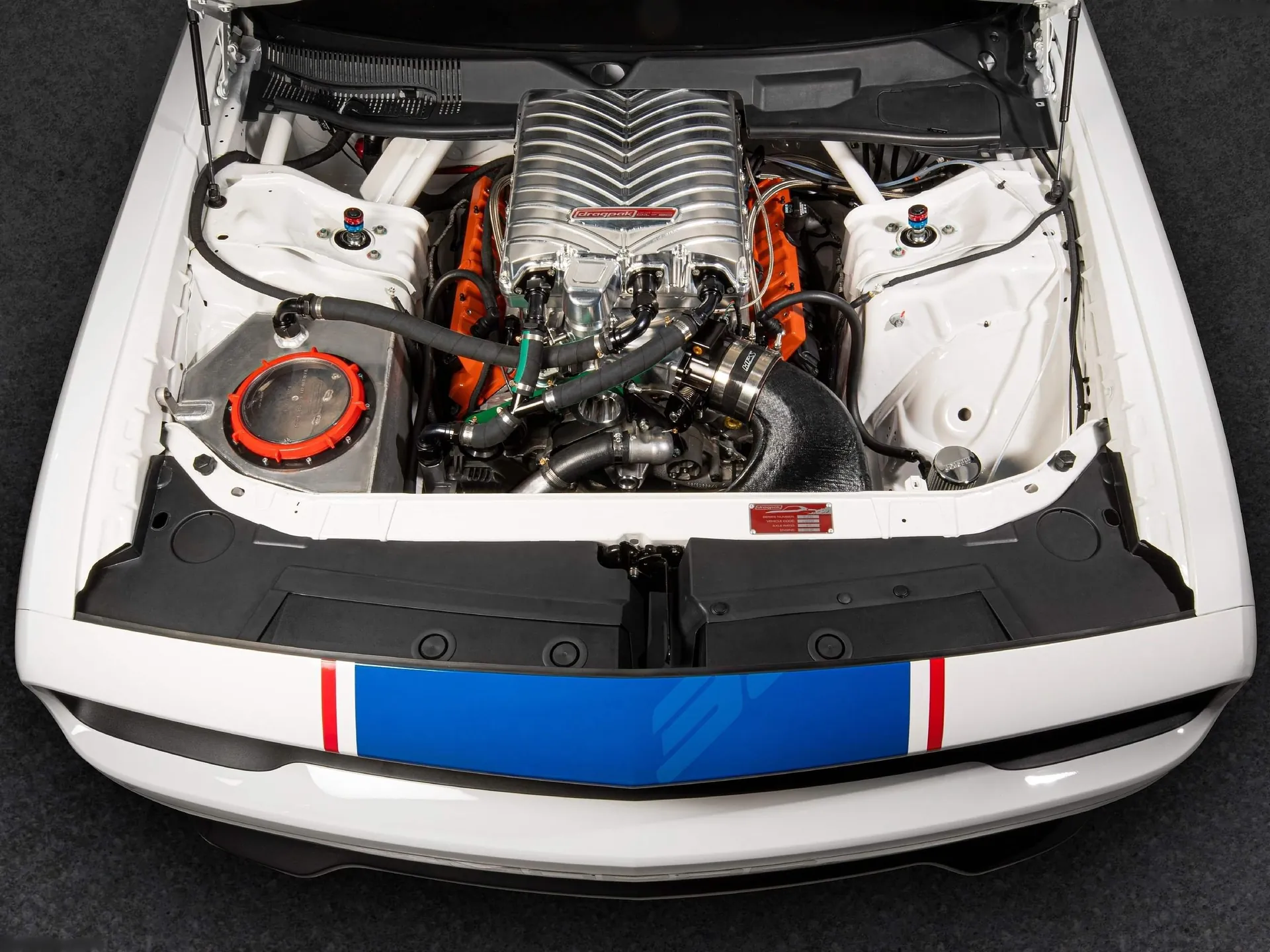Dodge Challenger Mopar Drag Pak (2021) – motorový prostor