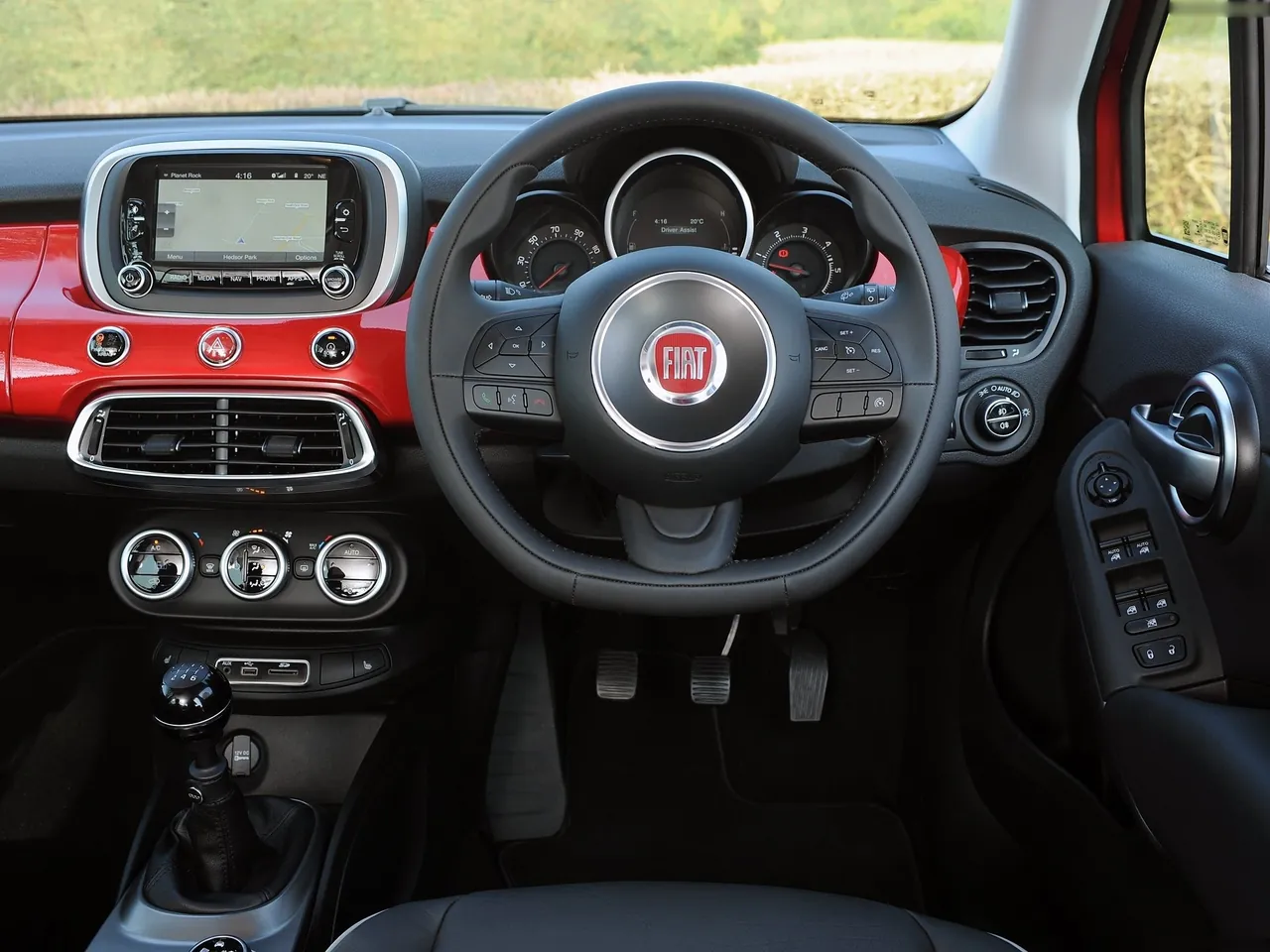 Fiat 500X [UK] (2015) – interiér