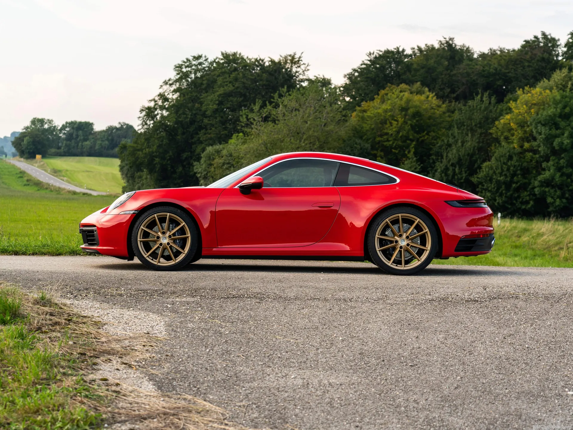 Porsche 911 Carrera Coupe (2020) – boční profil